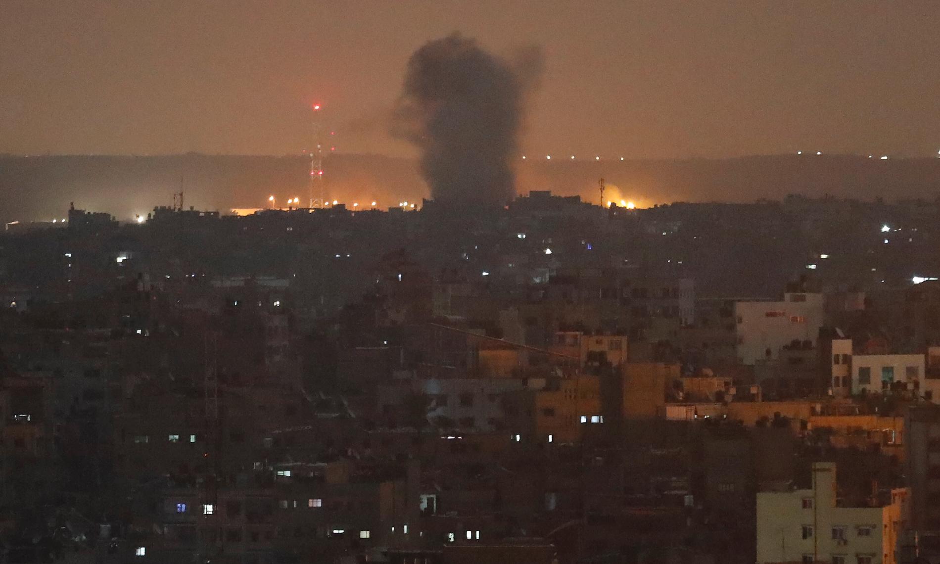 VÅPENHVILE: En eksplosjon i Gaza City natt til torsdag. Ifølge Islamsk hellig krig (Jihad) er en våpenhvileavtale inngått med Israel. 