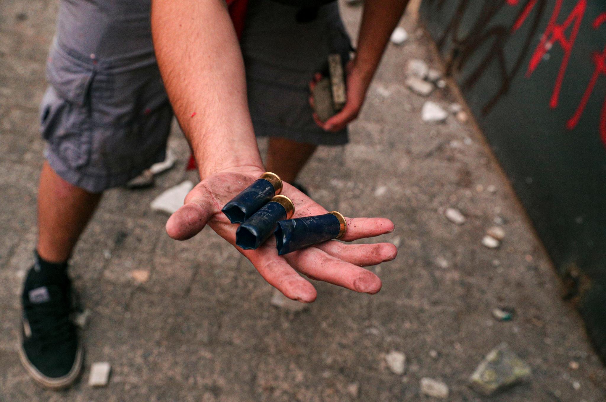 En demonstrant viser frem tomhylser som inneholdt kuler med en blanding av gummi og metall. 