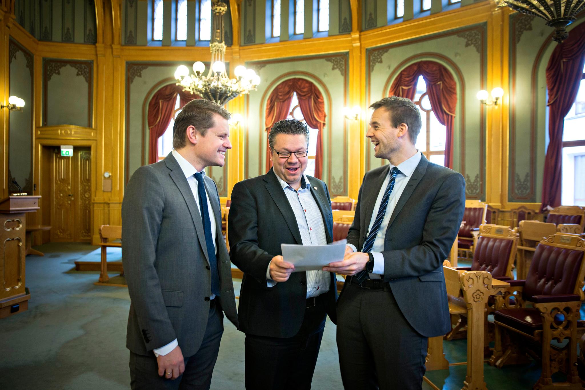 Torsdag skrev Ulf Leirstein, Kjell Ingolf Ropstad (KrF) og Peter Frølich (Høyre) under på en avtale som sikrer flertall for den nye ordningen i lagmannsretten.