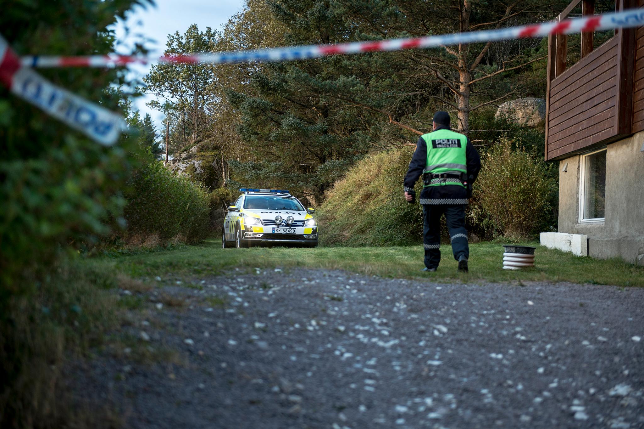 En mann er mistenkt for drap etter at en mann ble funnet død utendørs i et boligområde på Hellvik i Egersund lørdag kveld.