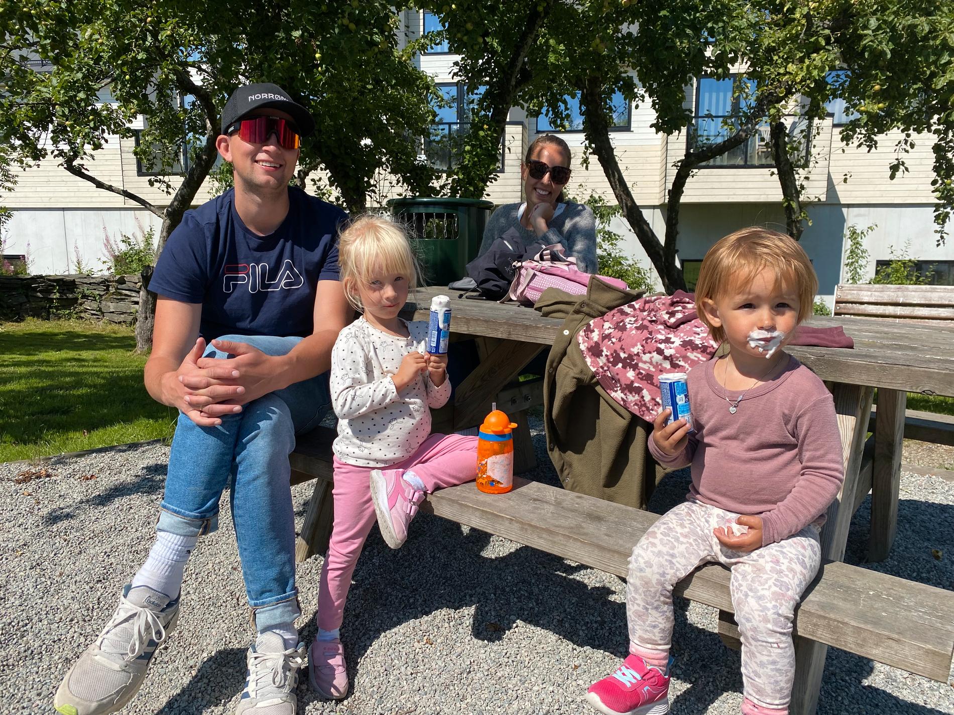 Far, Ruben Fjell, Åse(3), Margot (2) og mor Sunniva bak, er dagsturistar i nærområdet.