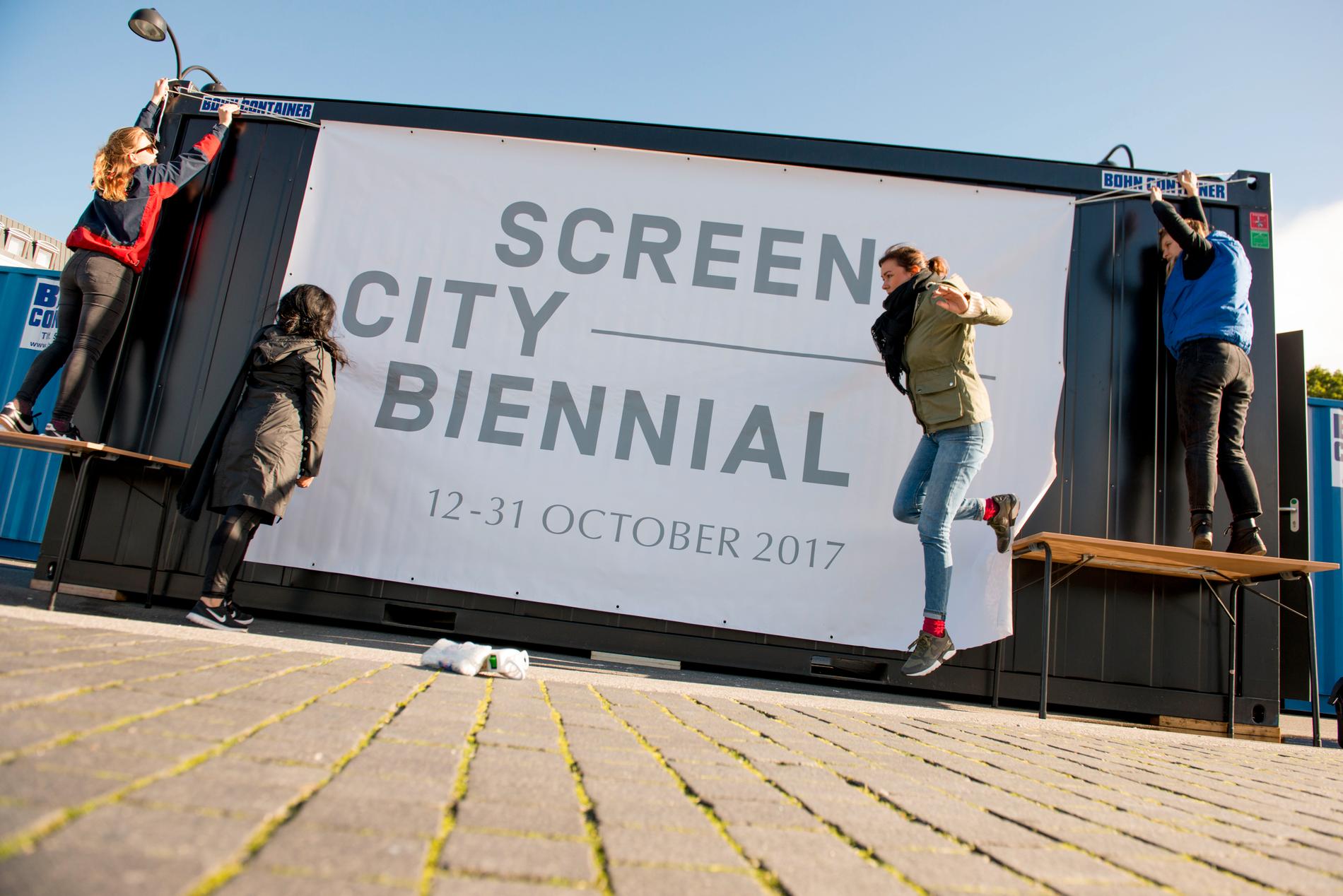  Ved å bruke mobilen og applikasjoner som lastes ned, kan man se kunst i Stavanger by som egentlig ikke er der.  