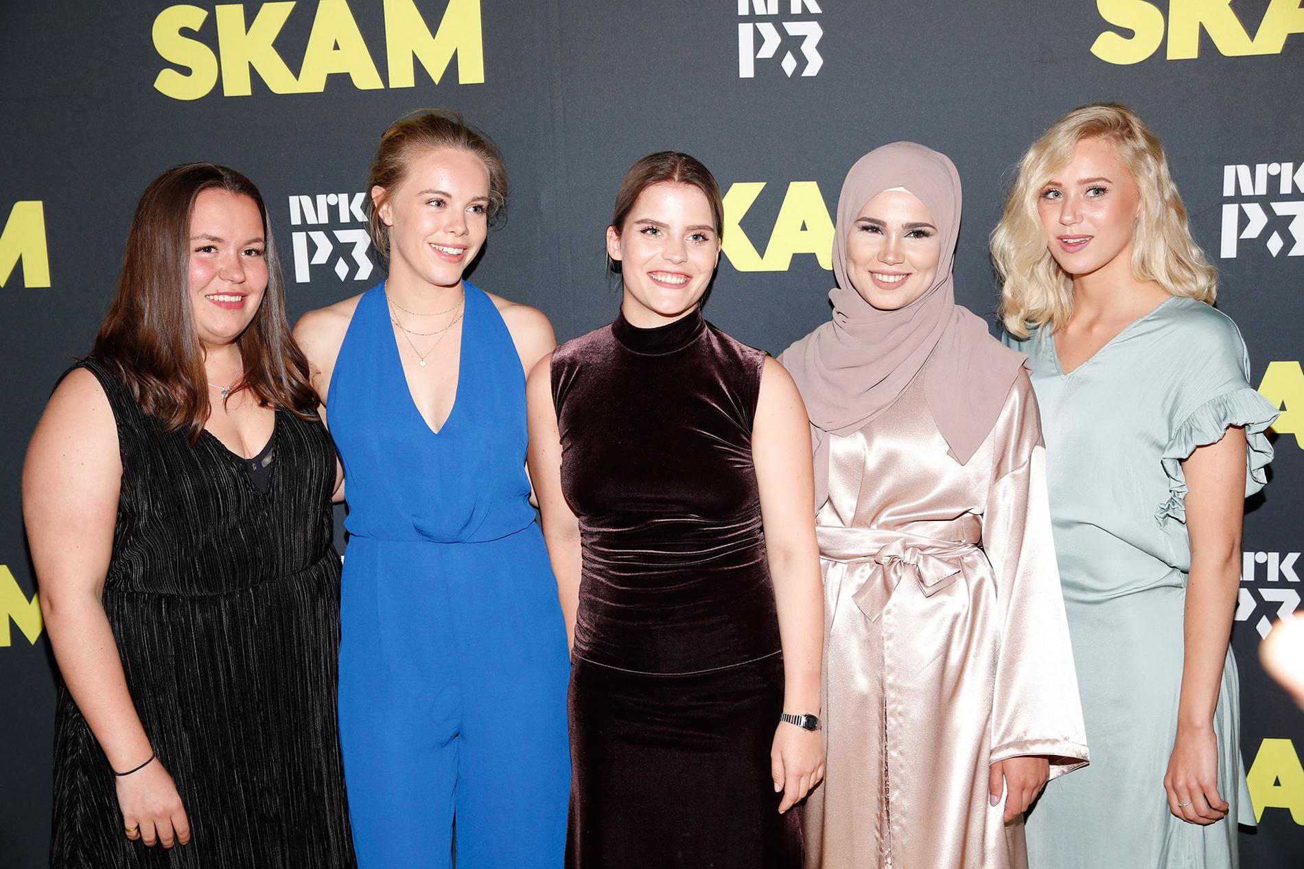  Chris (Ina Svenningdal), Eva (Lisa Teige), Vilde (Ulrikke Falch), Sana (Iman Meskini ) og Noora (Josefine Frida Pettersen) fra TV-serien «Skam» på avslutningsfest i Oslo fredag kveld. 