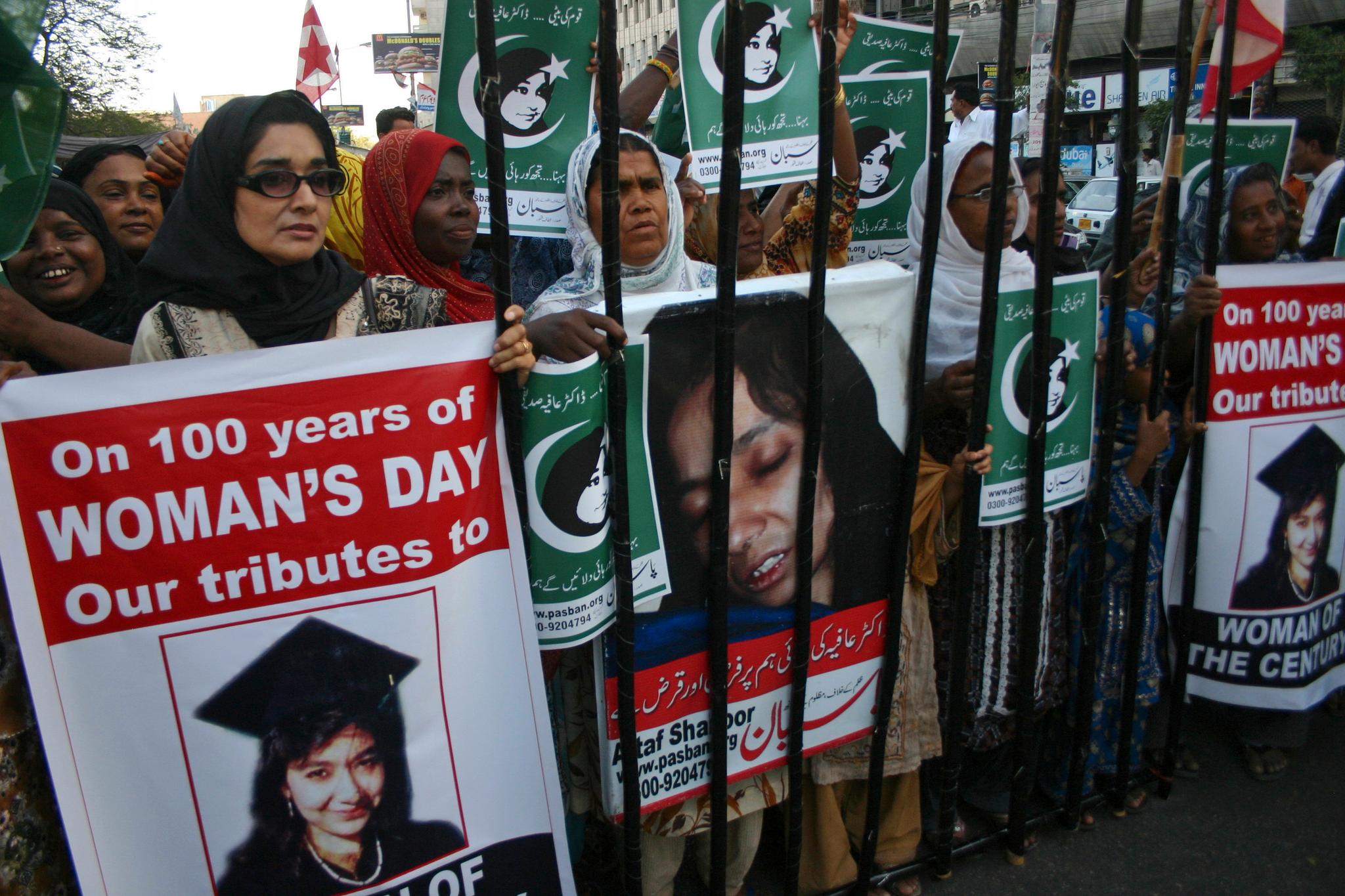 Demonstranter i Karachi krever løslatelse av pakistanske Aafia Siddiqui, som sitter fengslet i USA etter å ha blitt dømt for drapsforsøk. 