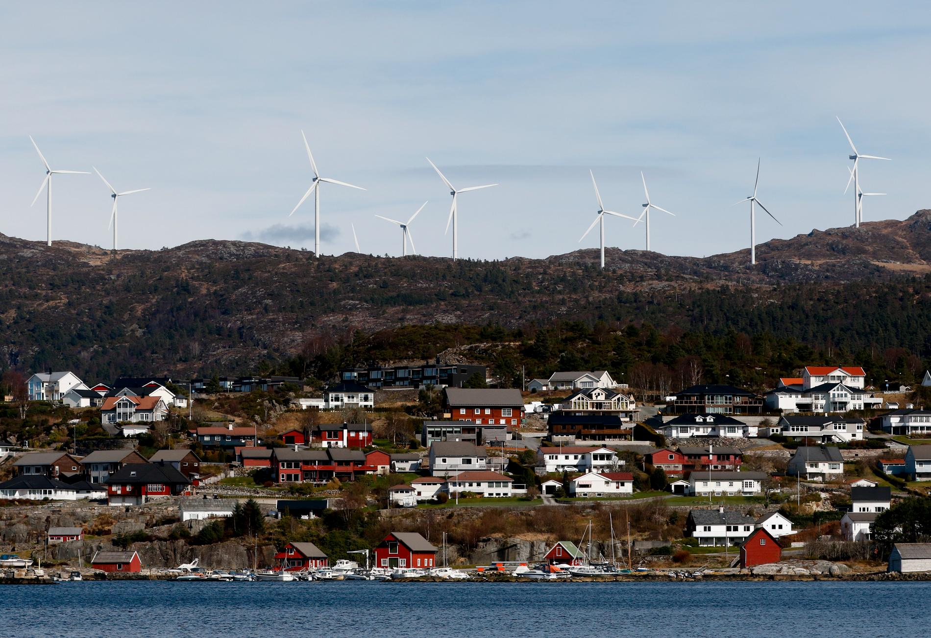 Boligeiere som får landbasert vindkraft i nærheten, slik som ved Midtfjellet vindpark i Fitjar kommune i Vestland, taper verdier. Det viser en ny studie av Kristine Grimsrud, Markus Lund Andersen og Henrik Lindhjem. 