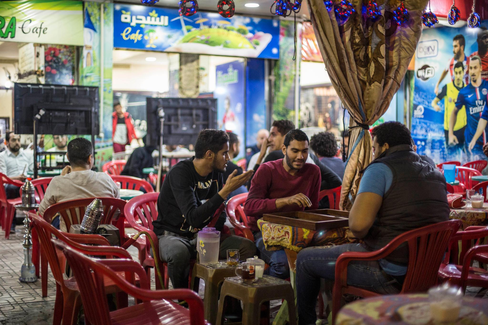 – Økonomien er blitt vanskeligere for mange egyptere, sier studenten Abdullah Banhawy og de to vennene hans. Her sitter de på en kafe i Kairo og spiller backgammon mens de røyker vannpipe.