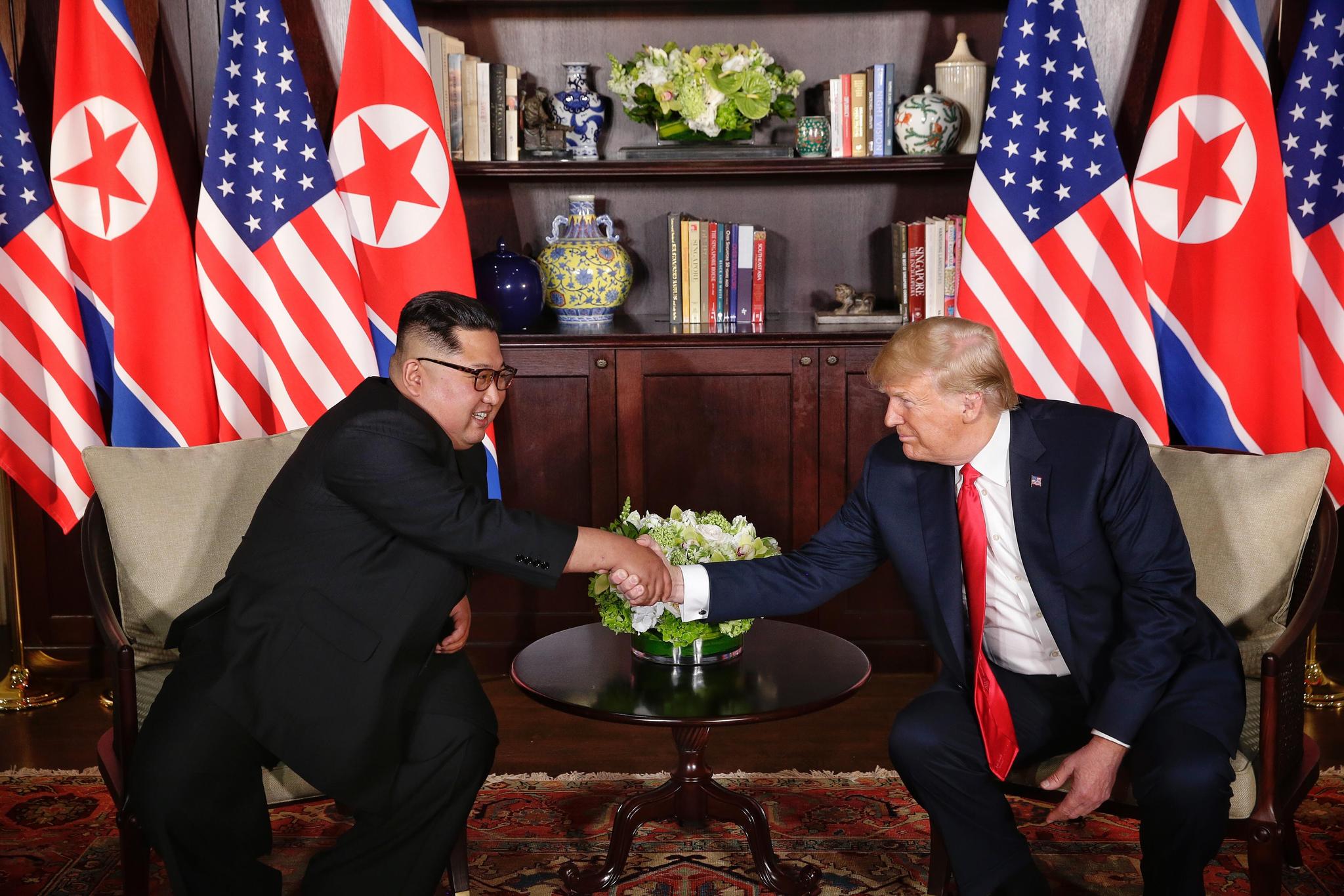 Trump og Kim virket avslappet da de møttes tirsdag morgen.
