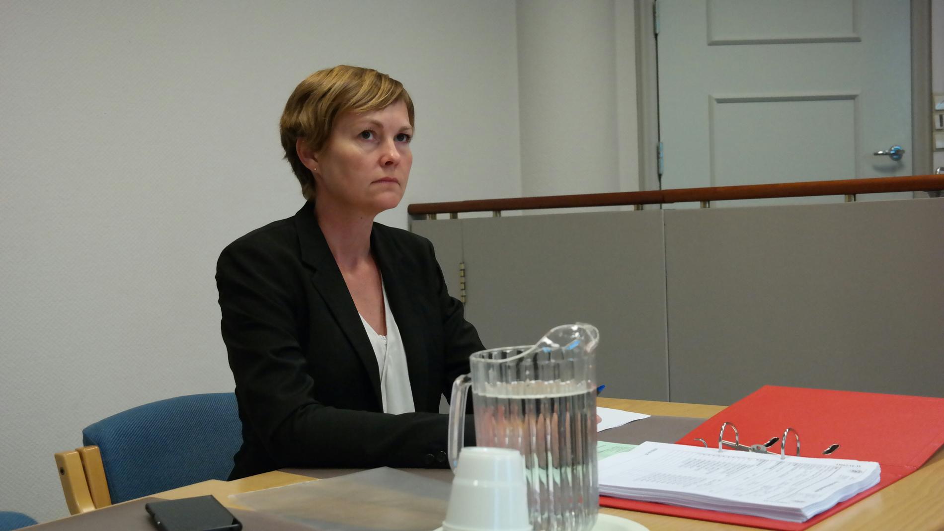 Politiadvokat Inger-Lise Høyland krevde seks uker i varetekt for den 25 år gamle mannen. Han er tidligere dømt for overgrep mot barn og besittelse av fremstillinger som seksualiserer barn. Høyland fikk retten med på fengsling, men bare for fire uker.