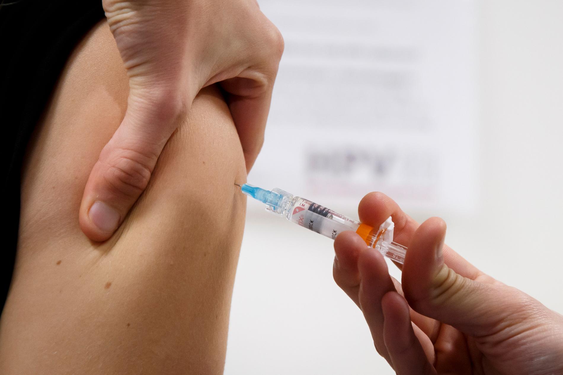 En kvinne får en sprøyte med HPV-vaksine på St. Hanshaugen helsestasjon i Oslo i 2016. Nå avsluttes snart tilbudet som har vart siden oktober 2016. Foto: Heiko Junge / NTB scanpix