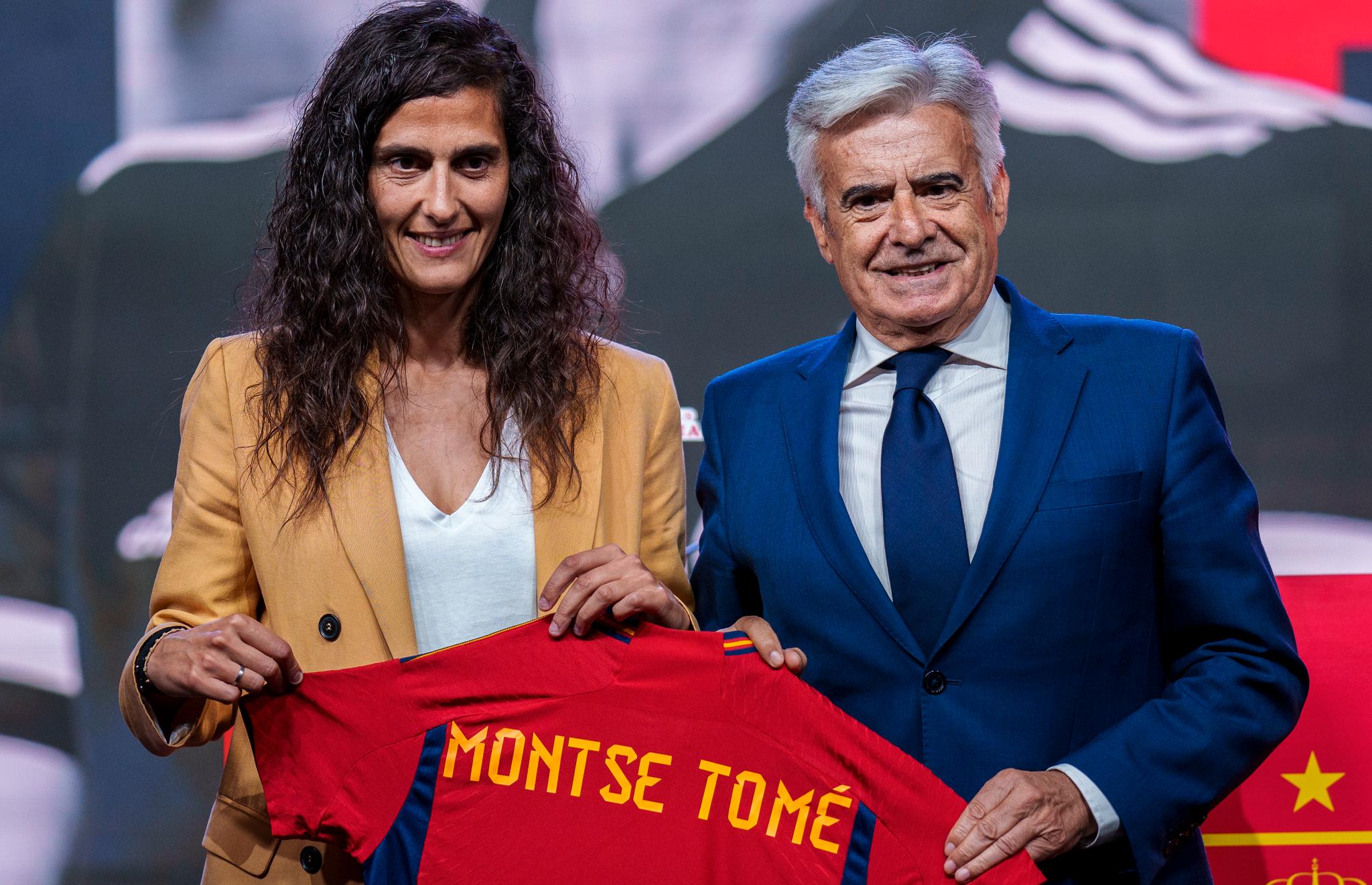  Den nye landslagssjefen Montse Tome og fungerende fotballpresident, Pedro Rocha, under uttaket av landslagstroppen mandag.