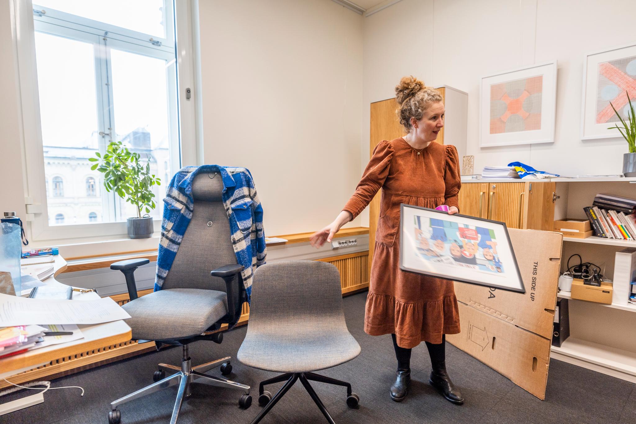 Da Aftenposten traff Tuva Moflag på Stortinget, holdt hun på å pakke ned det gamle kontoret sitt. Her holder hun et klenodie til minne om flertallet hun fikk til om bioteknologi i forrige periode. 