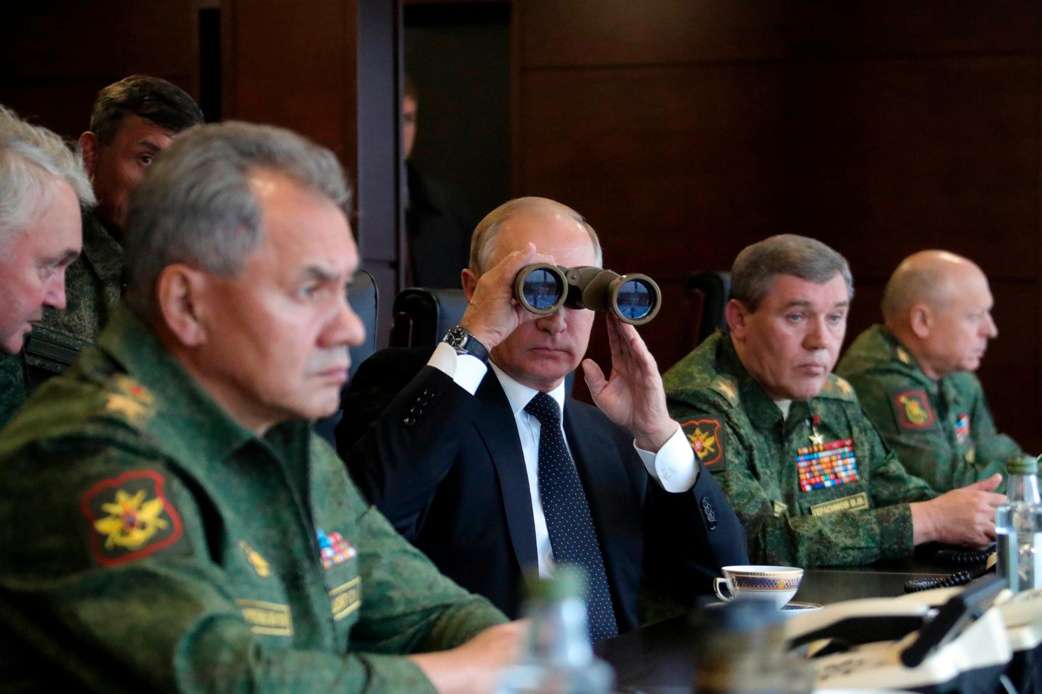 Forsvarsminister Sergej Shoigu, president Vladimir Putin og sjef for generalstaben, Valeri Gerasimov følger øvelsen Zapad.
