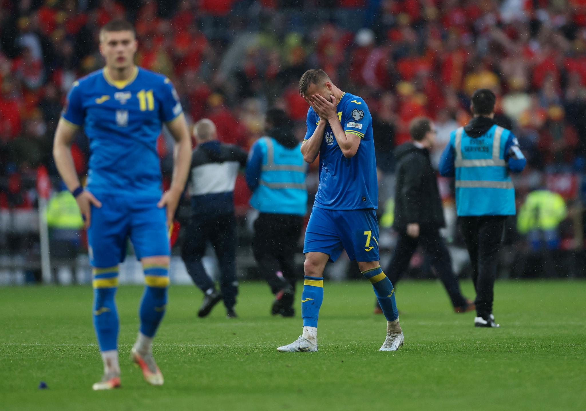KNUST: Andrij Jarmolenko gråter like etter at kampen i Cardiff er over. 