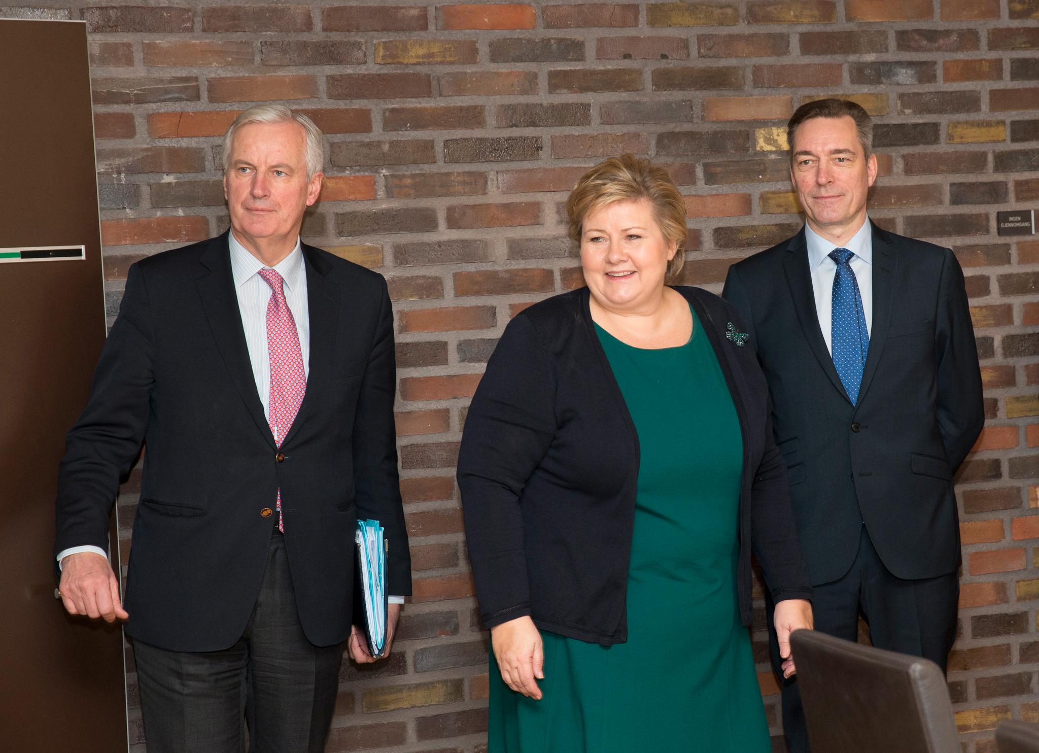  Statsminister Erna Solberg møtte Michel Barnier, sjefsforhandler for brexit i EU-kommisjonen da han var i Norge. EØS- og EU-minister Frank Bakke-Jensen til høyre. 