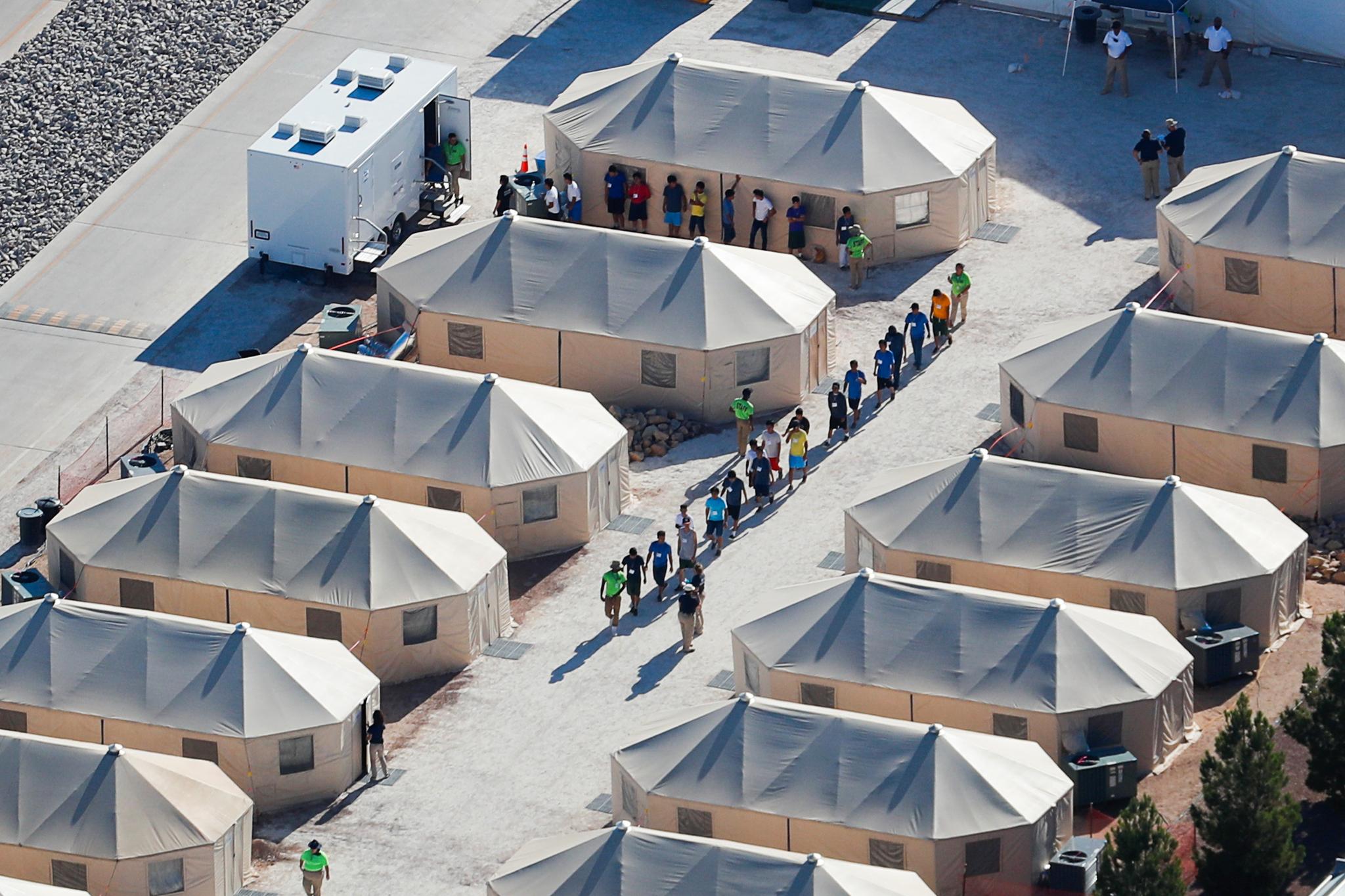 Det amerikanske forsvarsdepartementet er bedt om å huse så mange som 20.000 enslige mindreårige migranter på forsvarsbaser. 
