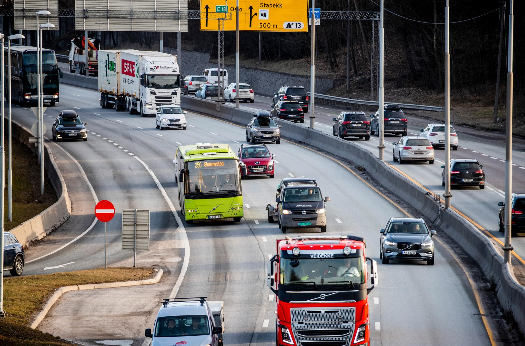 Norge har få dødsfall i trafikken. Men med små tall skal det lite til for at tallene øker mye, skriver Ingrid Hjort. Bildet viser E18 sett fra Lysaker.
