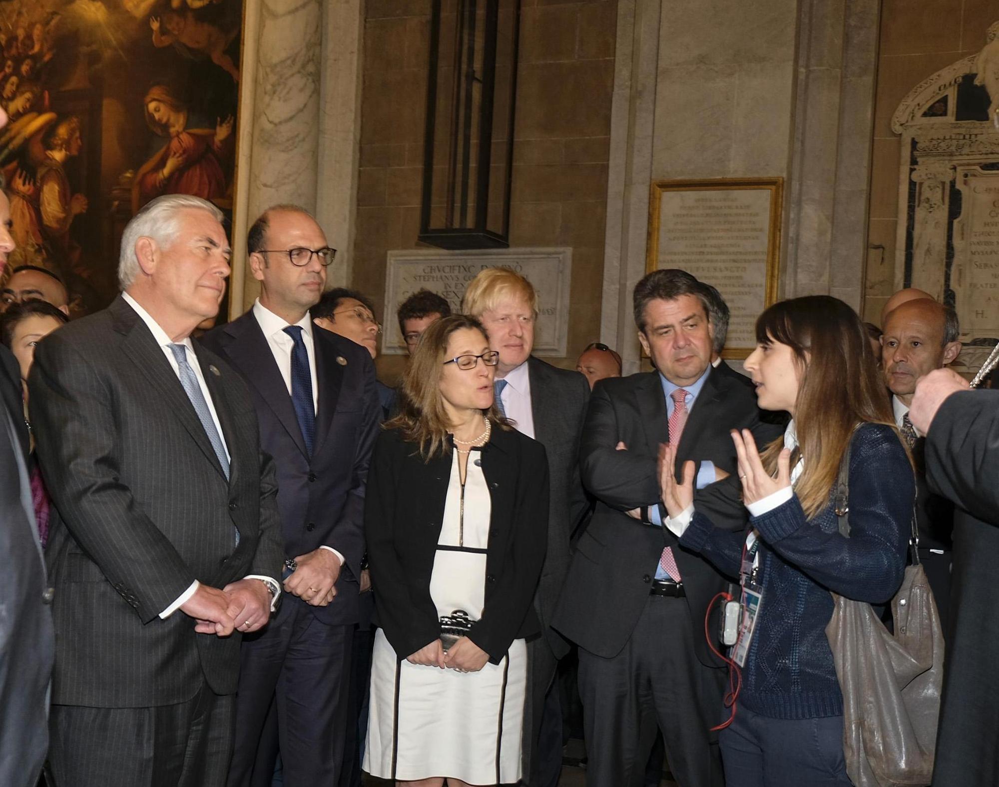 USAs utenriksminister Rex Tillerson (t.v.) ved siden av kollegene fra Italia, Canada, Storbritannia og Tyskland under et besøk i katedralen i Lucca i forbindelse med G7-møtet mandag. 