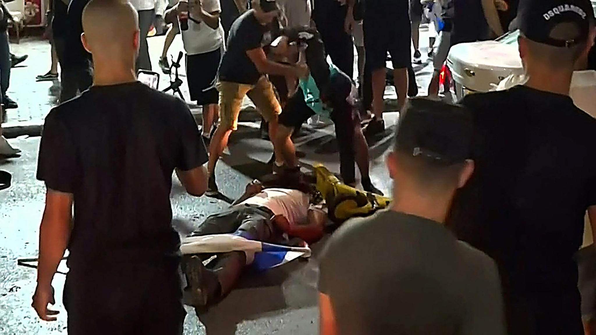 Mannen ligger livløs i gaten etter å ha blitt slått og sparket til blods av en ultranasjonalistisk jødisk mobb. Mishandlingen ble sendt direkte på TV.