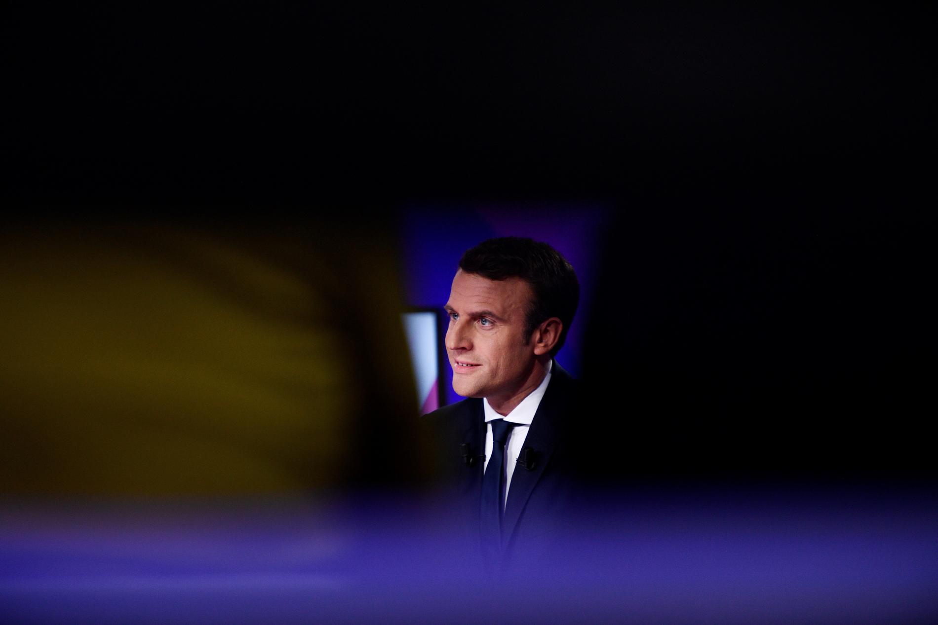 Sentrumskandidaten Emmanuel Macron ber franske velgere holde hodet kaldt etter torsdagens angrep på Champs-Élysées. Ifølge meningsmålingene ligger Macron an til å vinne første valgomgang. & nbsp; Foto: AP /NTB scanpix