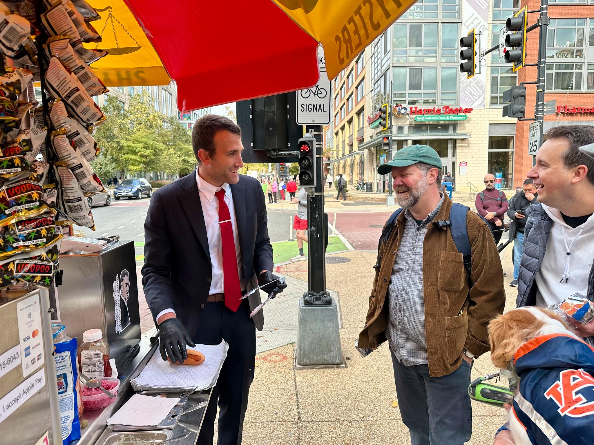 USAs stat er stengt. Skattejurist Isaac Stein selger pølser på gaten i D.C.