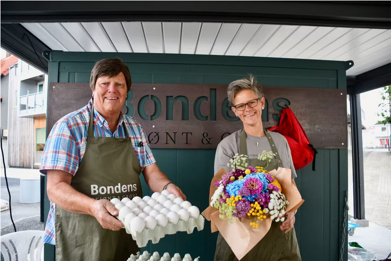 Helge Todnem og Hilde Løge er to av produsentene som selger lokalproduserte varer i Bondens Skjønt og Grønt. Torsdager, fredager og lørdager er de to, eller andre av de seks lokale produsentene på plass på torget. 2021 var et fint år for dem. 