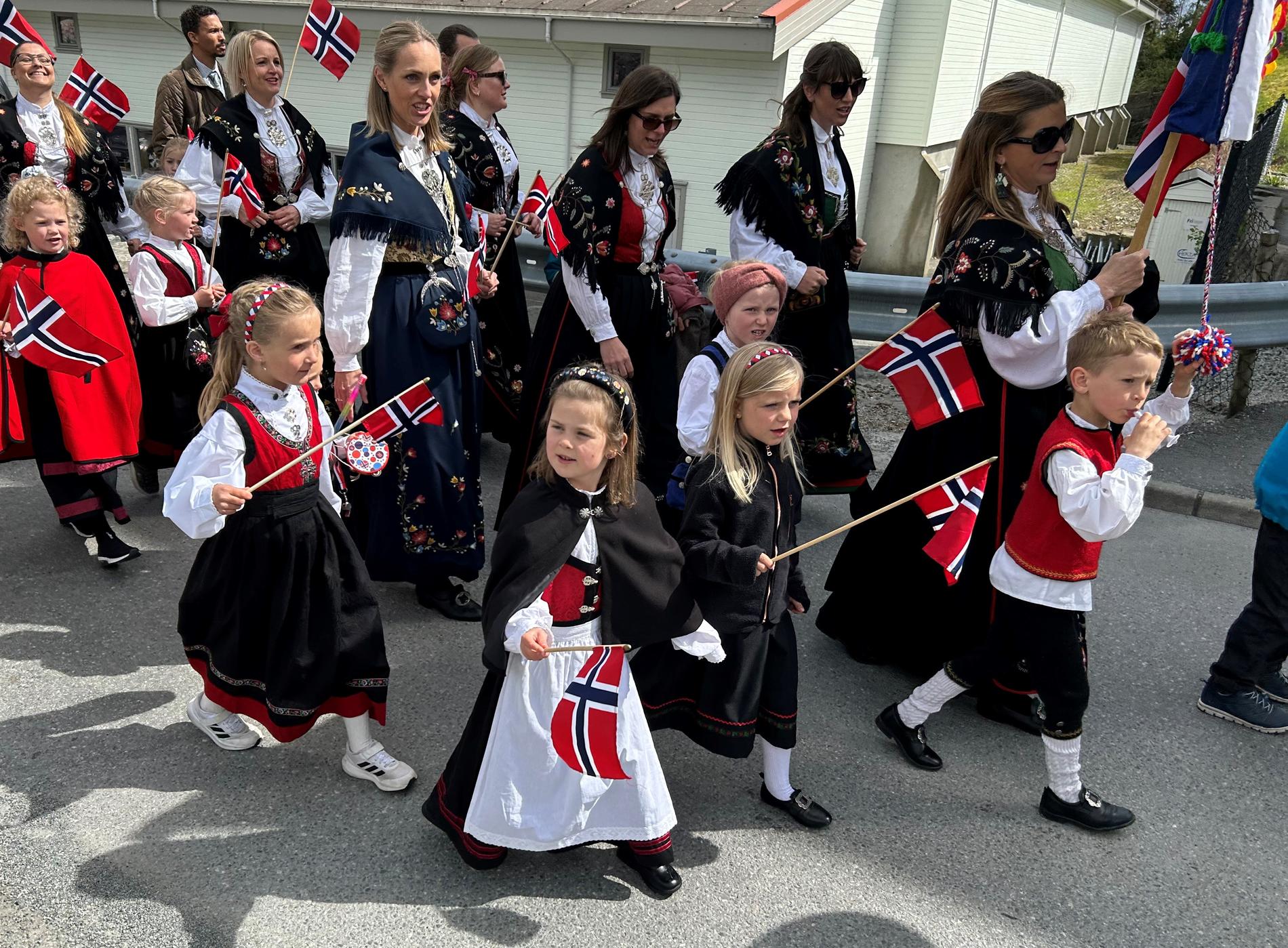 Folketoget på Finnøy er ikkje minst eit barnetog, med skulen og barnehagane som dominerande innslag.