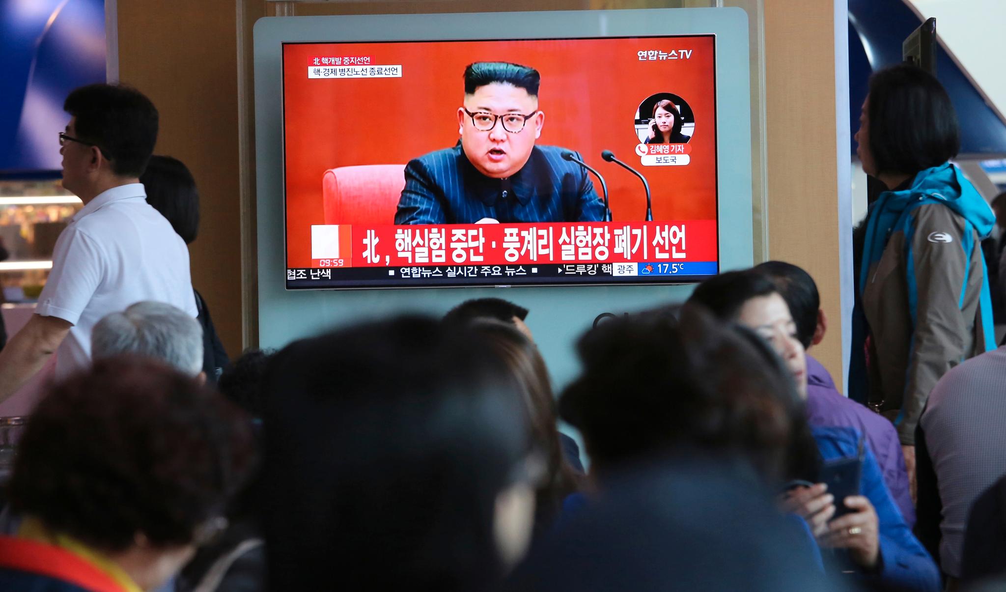 Kafégjester på hovedjernbanestasjonen i Sør-Koreas hovedstad Seoul ser på nyhetsinnslaget med Kim Jong-un, Nord-Koreas leder. Kim har varslet stans i missiltester og prøvesprengninger. 