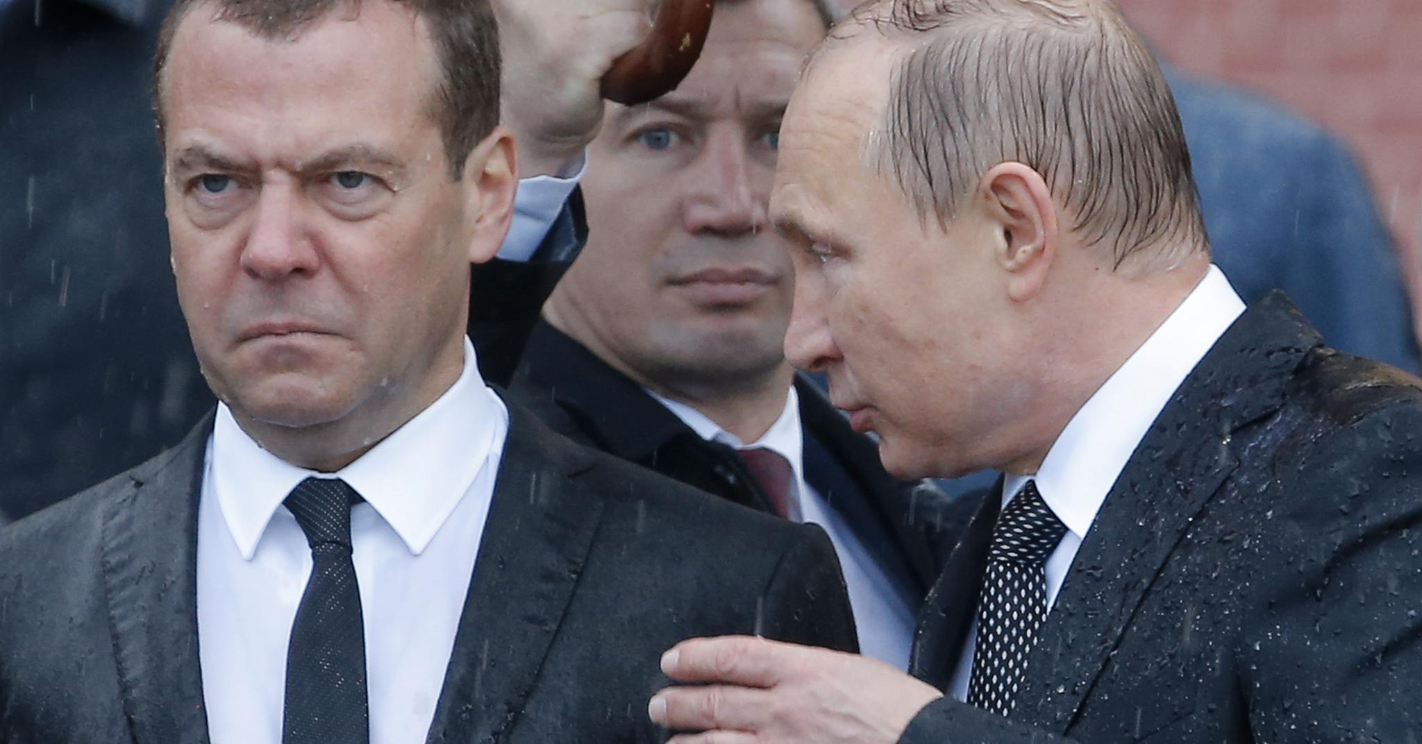 Putins regime fungerer på en helt spesiell måte, ifølge eksperter. Få har visst å utnytte det så godt som tidligere president og statsminister Dmitrij Medvedev. Her er han sammen med president Vladimir Putin.