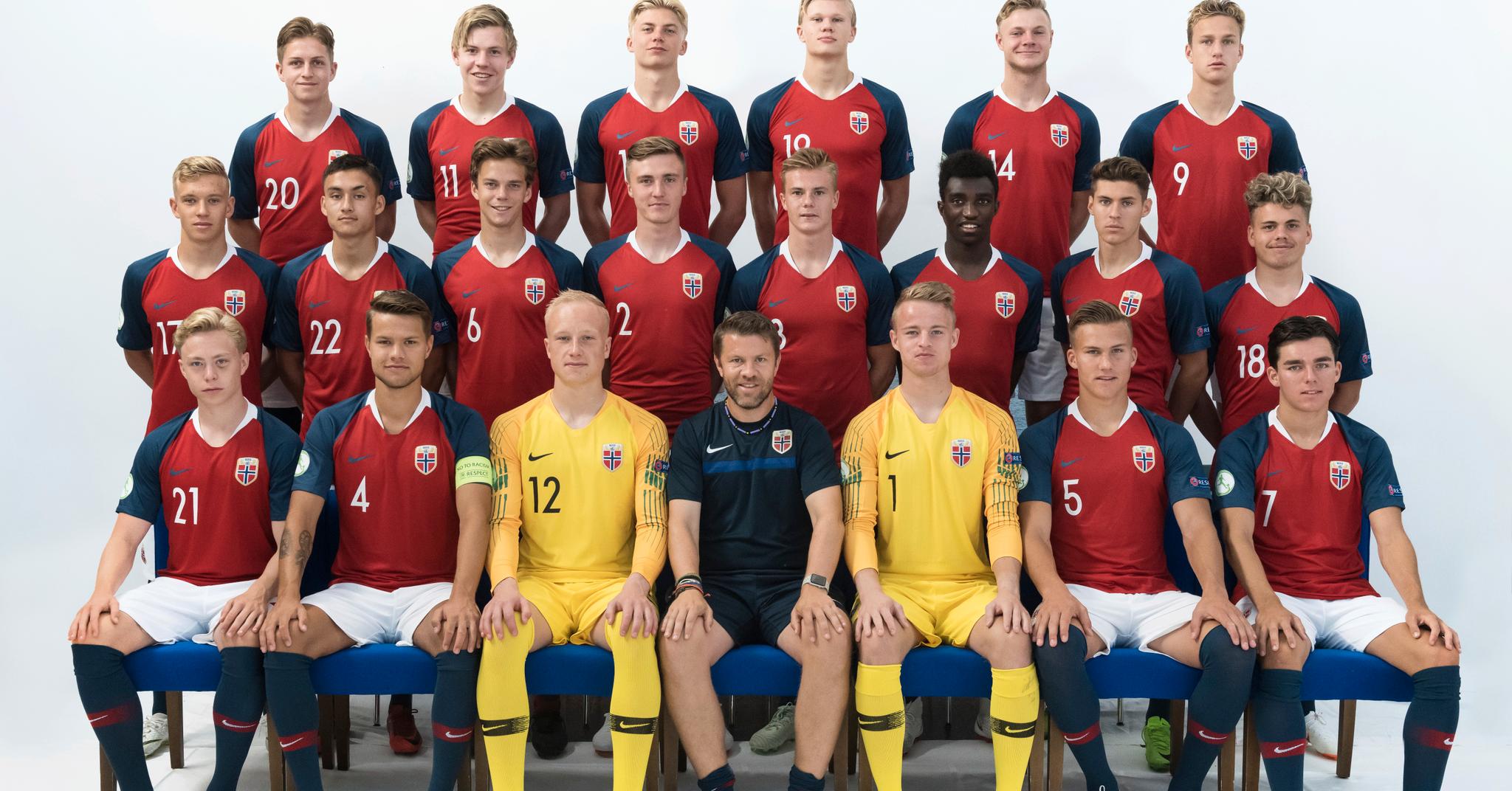 Norge er klare for U19-EM i Fotball. Her avbildes de norske spillerne og trener Pål Arne «Paco» Johansen før turneringen.