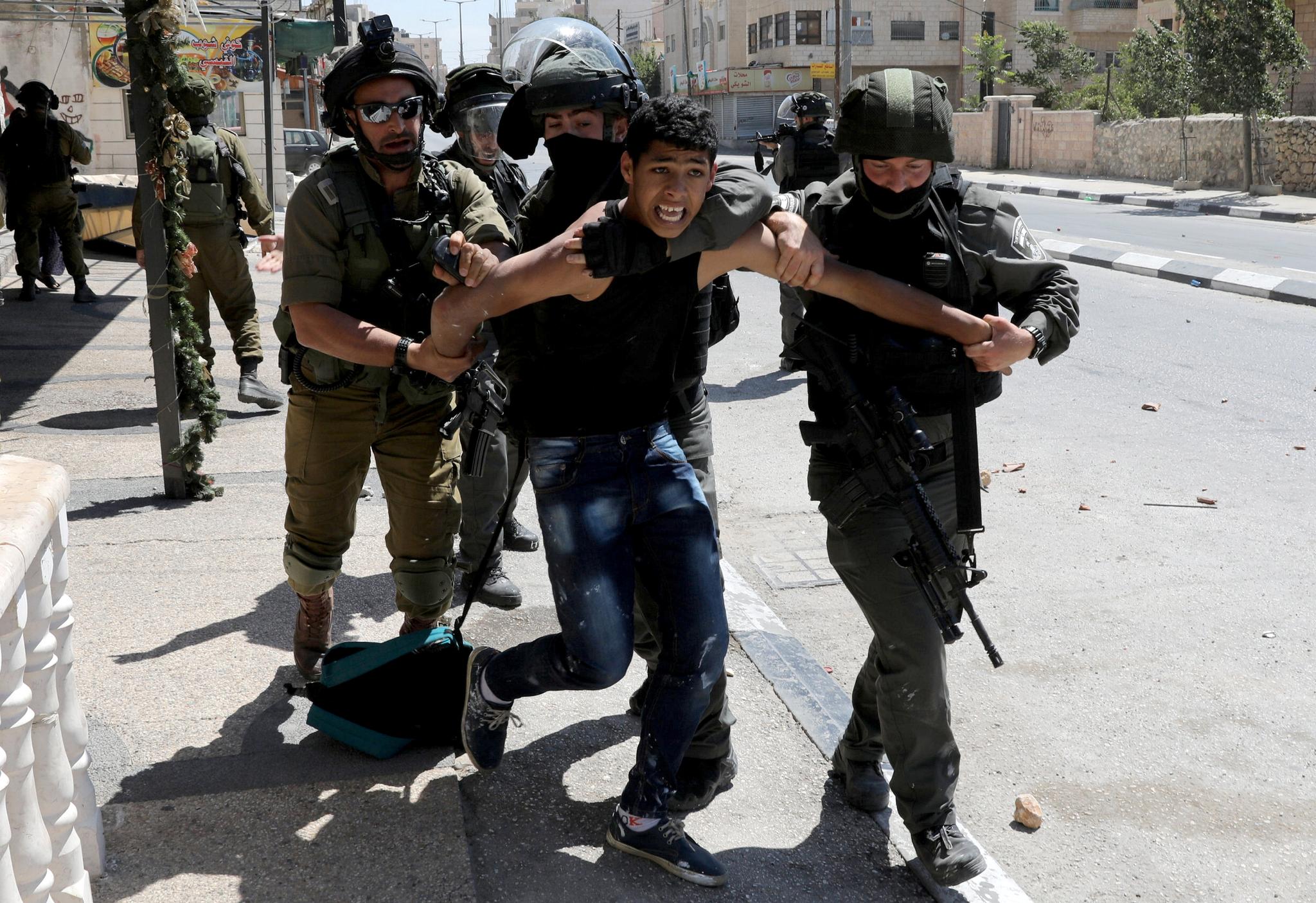 Menneskerettighetsorganisasjonene som opererer i de palestinske områdene er sentrale for å dokumentere overgrep mot sivilbefolkningen. Her pågriper israelske soldater en palestinsk ungdom i Betlehem i 2017. 