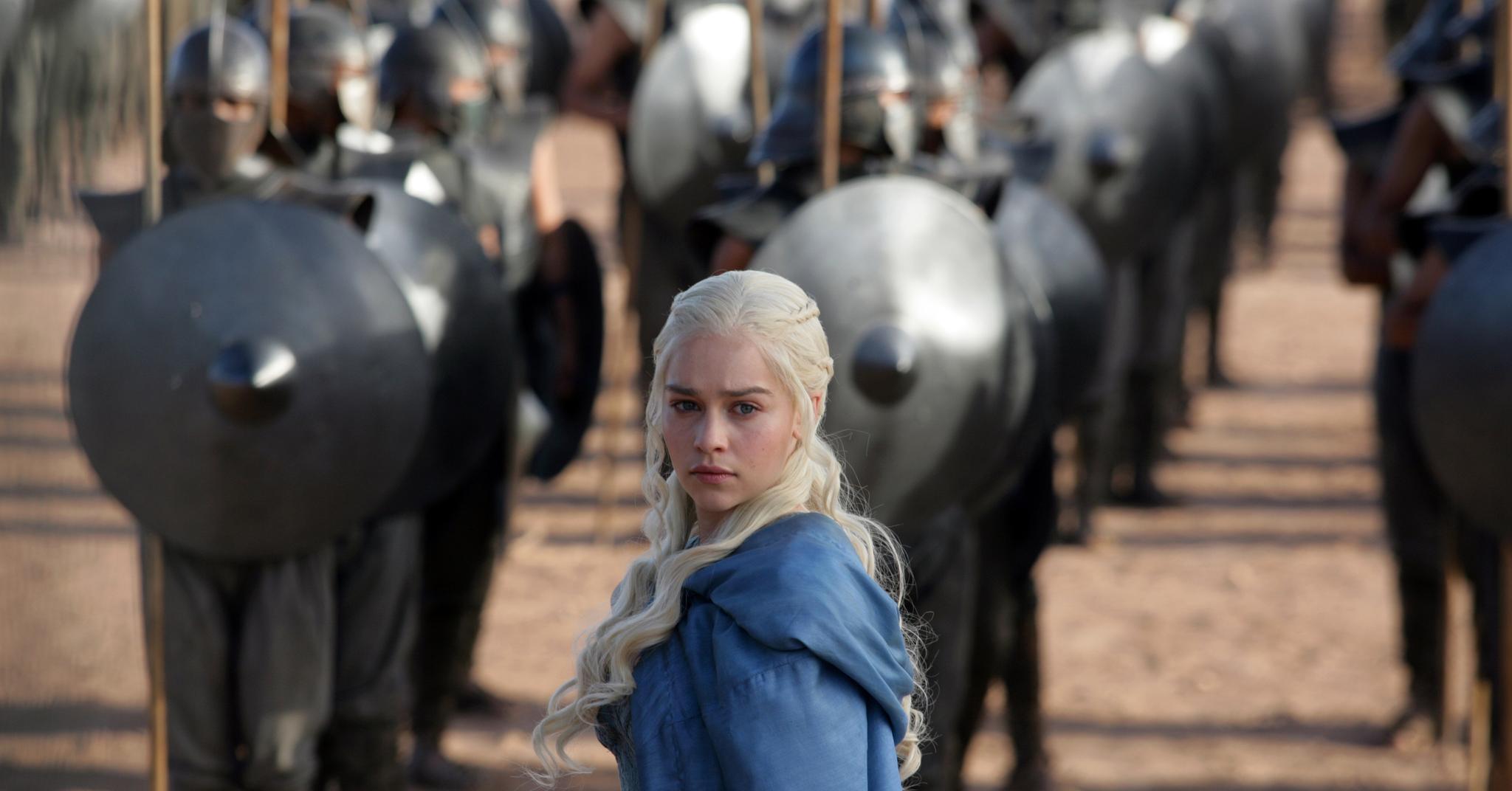 «Game of Thrones»-fans må smøre seg med tålmodighet. Den åttende og siste sesongen av serien kommer først neste år. Bildet viser en av hovedrolleinnehaverne, Emilia Clarke, i rollen som Daenerys Targaryen. Foto: Keith Bernstein / AP / NTB scanpix