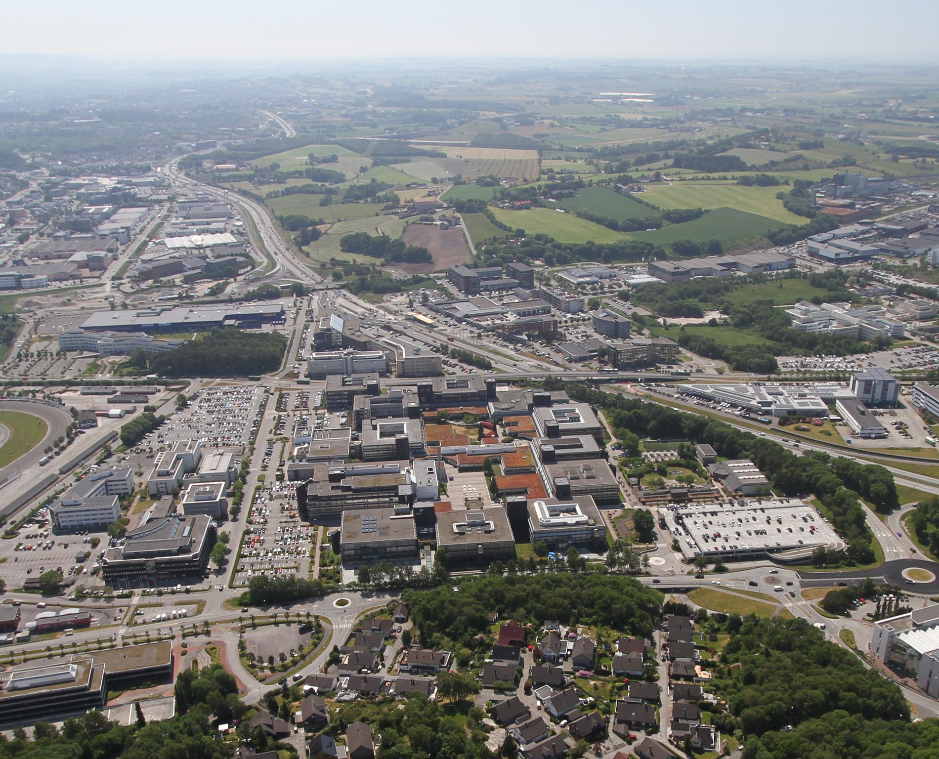 Equinors hovedkontor på Forus (midt i bildet) er arbeidsplass for mer enn 3000 personer. Leiekontrakten går ut om drøyt fem år.