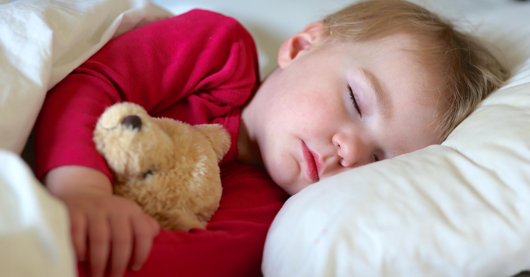 Hvor mye søvn et barn har behov for, avhenger blant annet av alderen. Se hvor mye søvn ditt barn trenger lenger ned i saken.