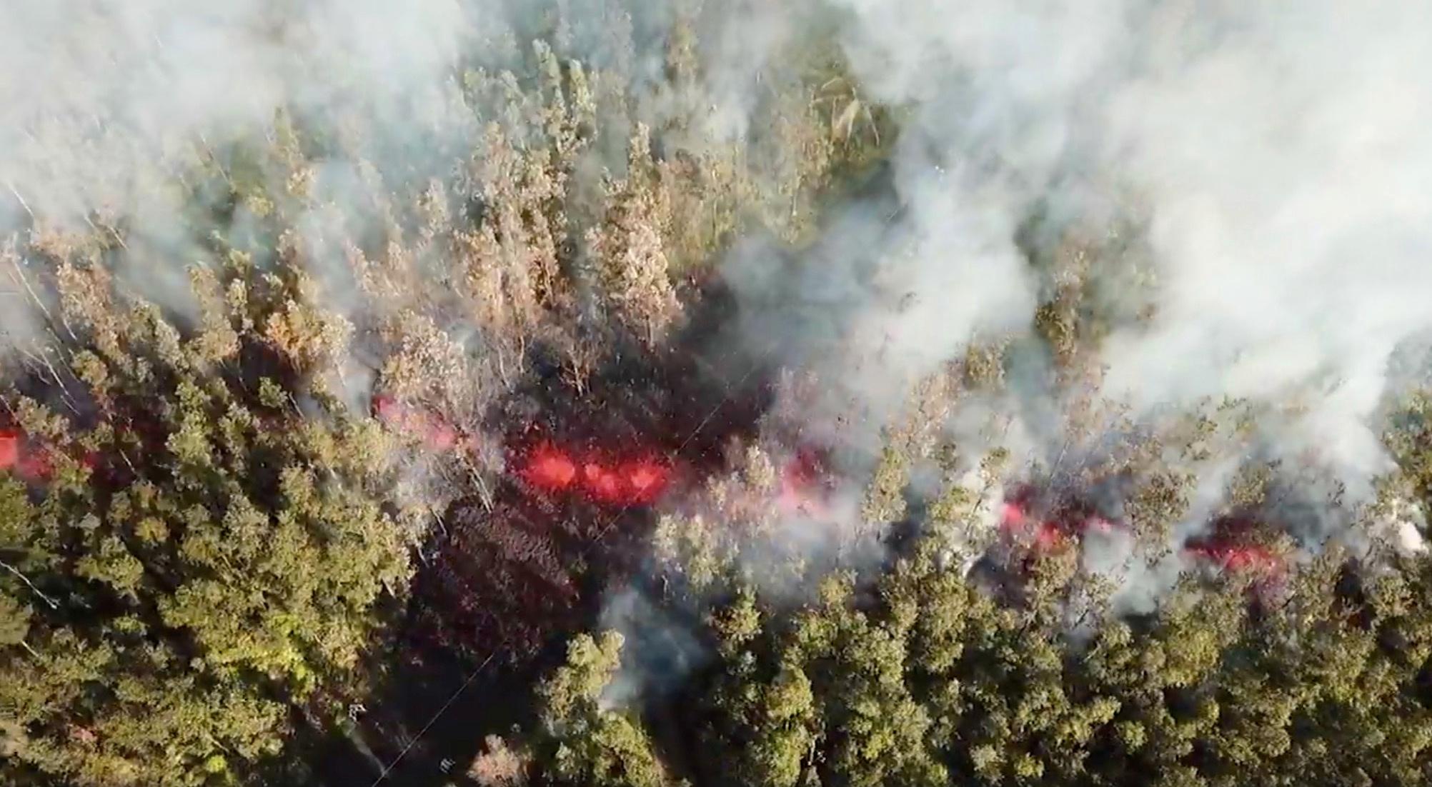  Dronebilder viser lava som renner gjennom en skog. 