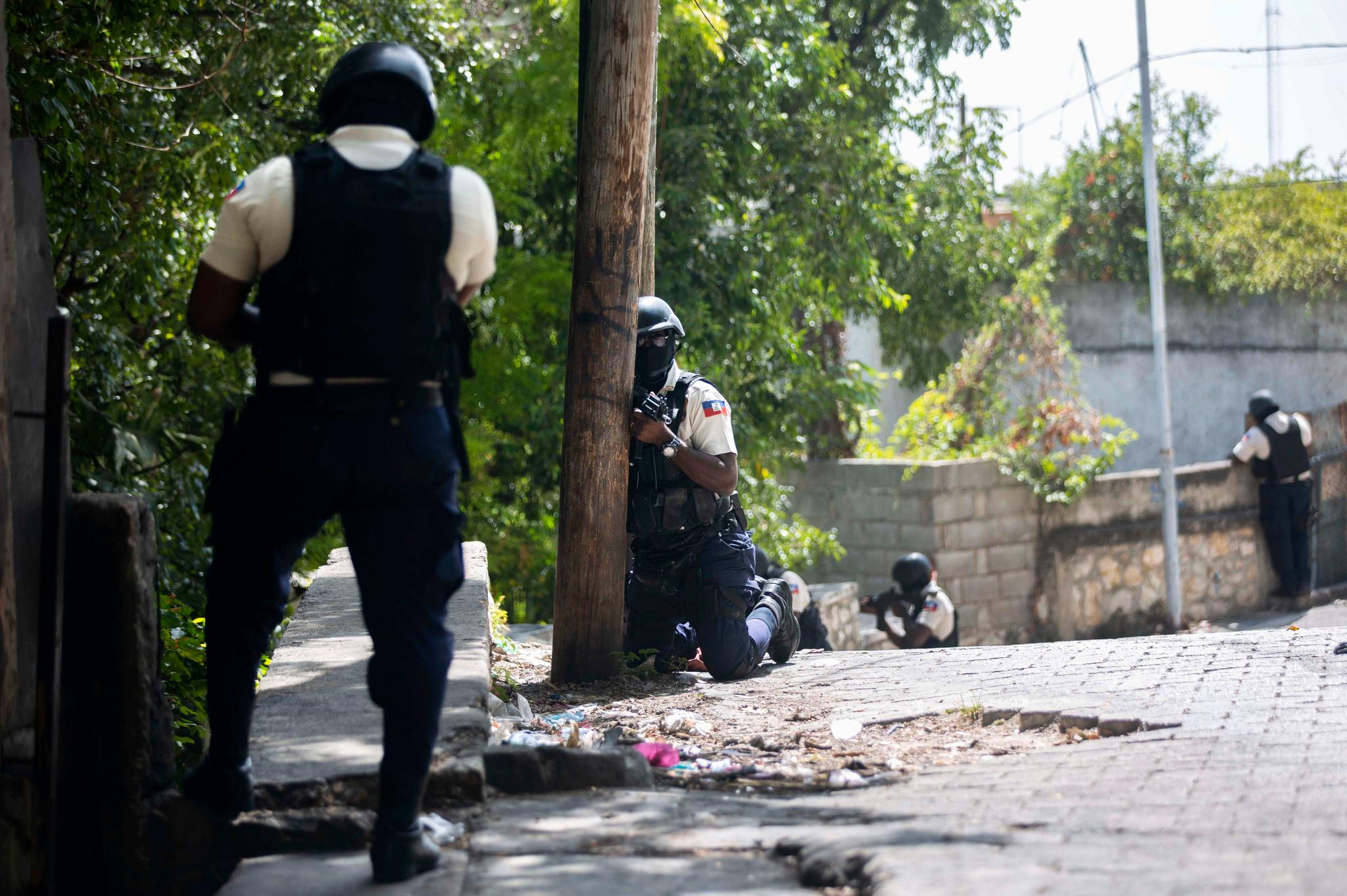 Politiet søker etter mistenkte i Petion-Ville fredag, nabolaget der den drepte presidenten bodde.