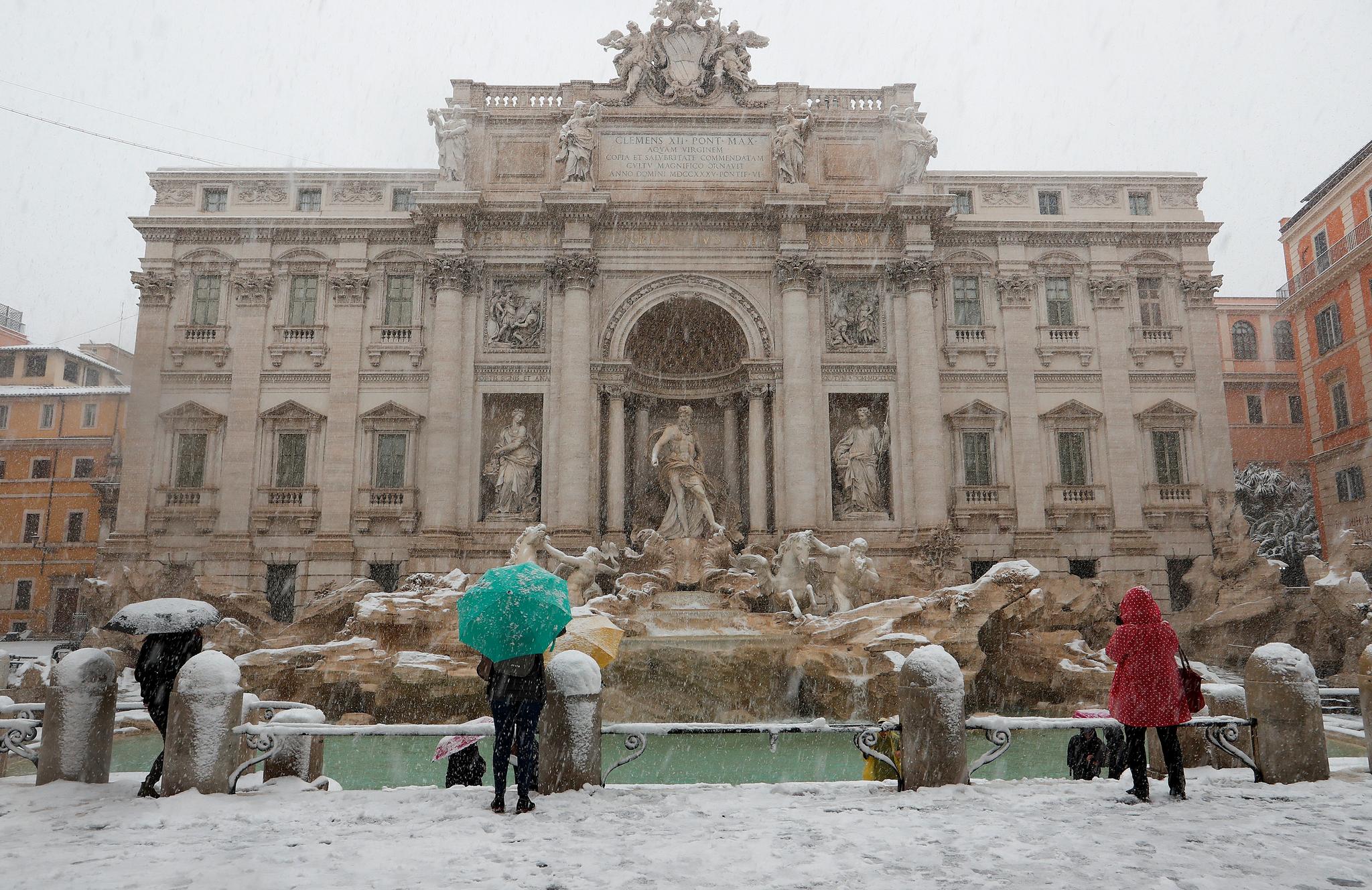 Uvanlig hvitt ved Fontana di Trevi i Roma mandag morgen. Det er kulde og snø over store deler av kontinentet.