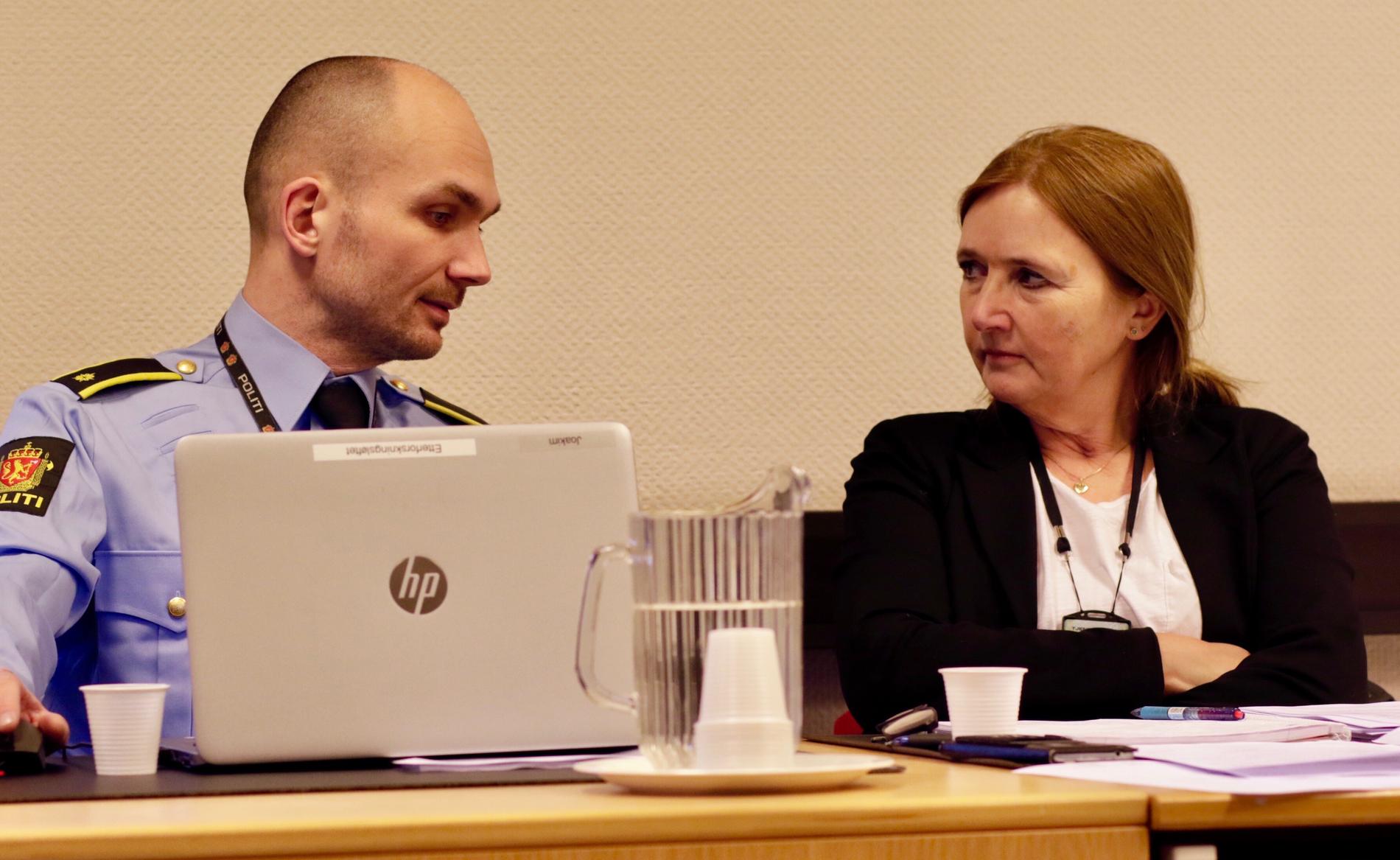 I RETTEN: Politiadvokat Eli Valheim i rettsmøtet onsdag formiddag. Her sitter hun med Andreas Lervik.