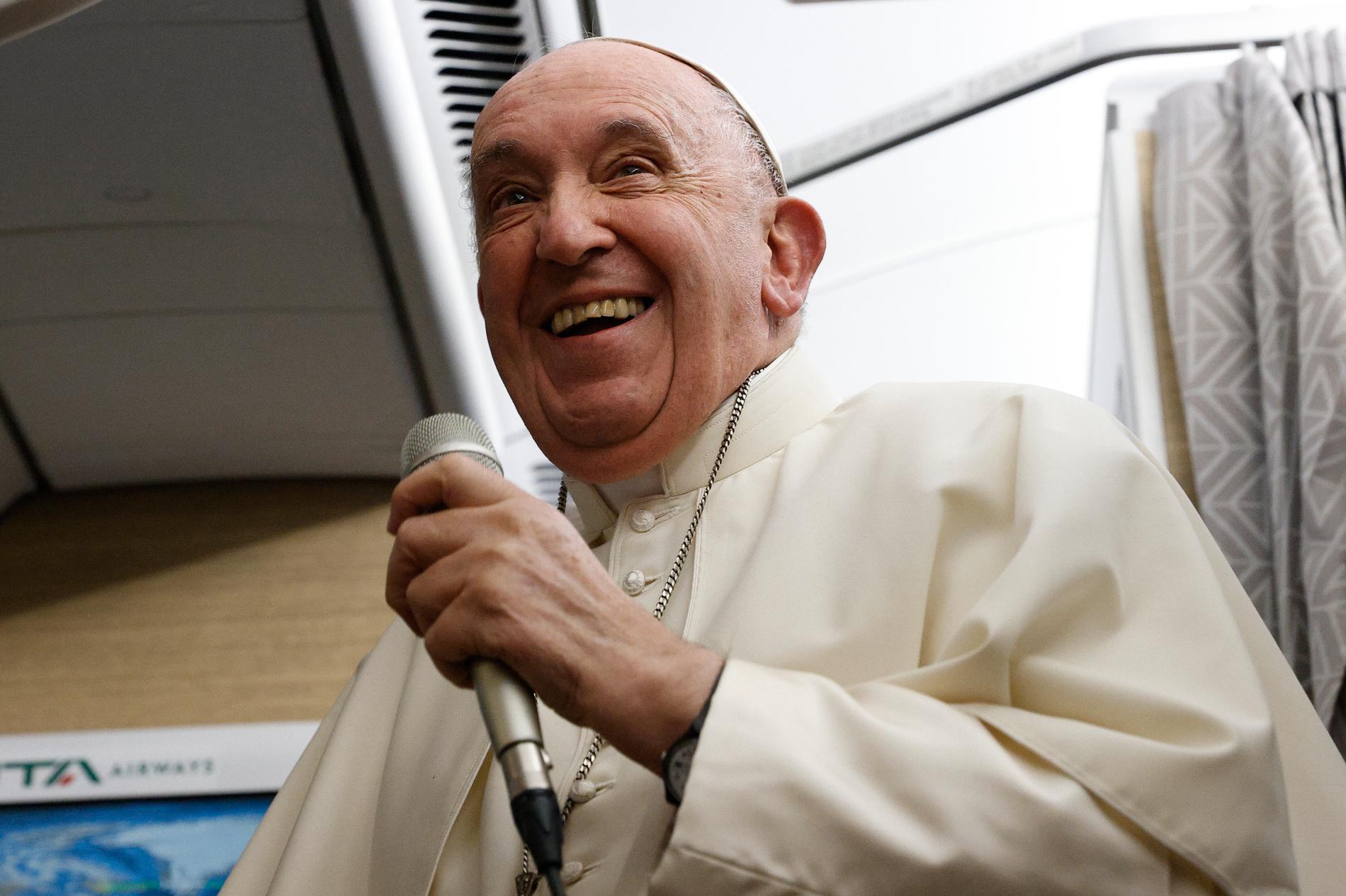 Pave Frans hadde en åpenhjertig prat med journalister på vei hjem fra Canada. 