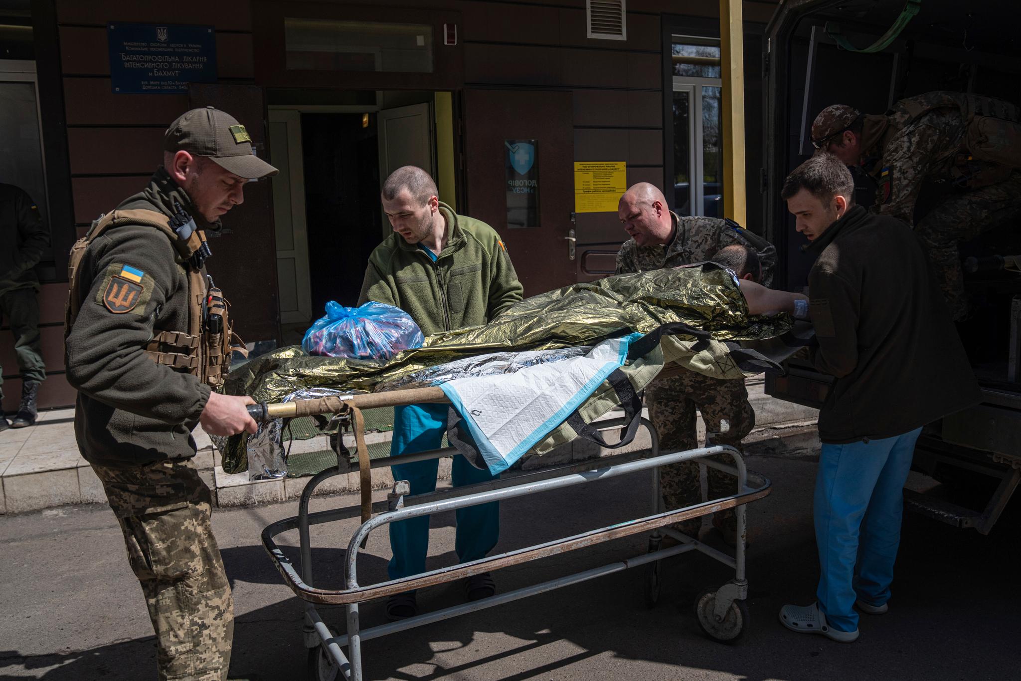 En skadet ukrainsk soldat fraktes til sykehus i Donetsk-regionen. Dette er et av de viktigste målene for Russland nå.