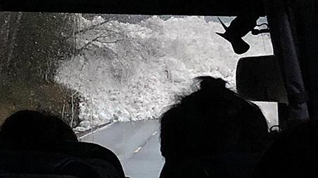  Snøskredet sett fra innsiden av bussen.  