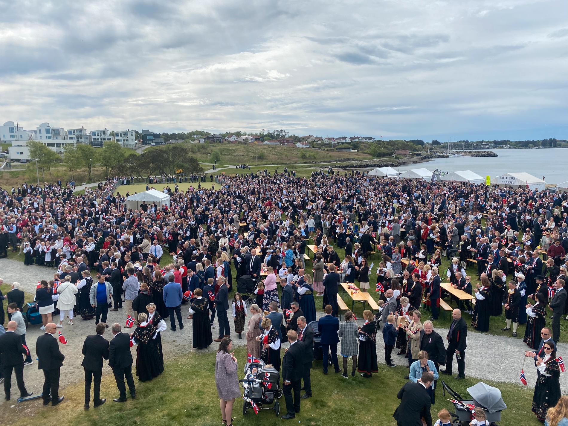 I fjor var det 5.000–6.000 samlet på stranden på Viste. Mye folk blir det også neste onsdag, da er det 17. mai igjen. 