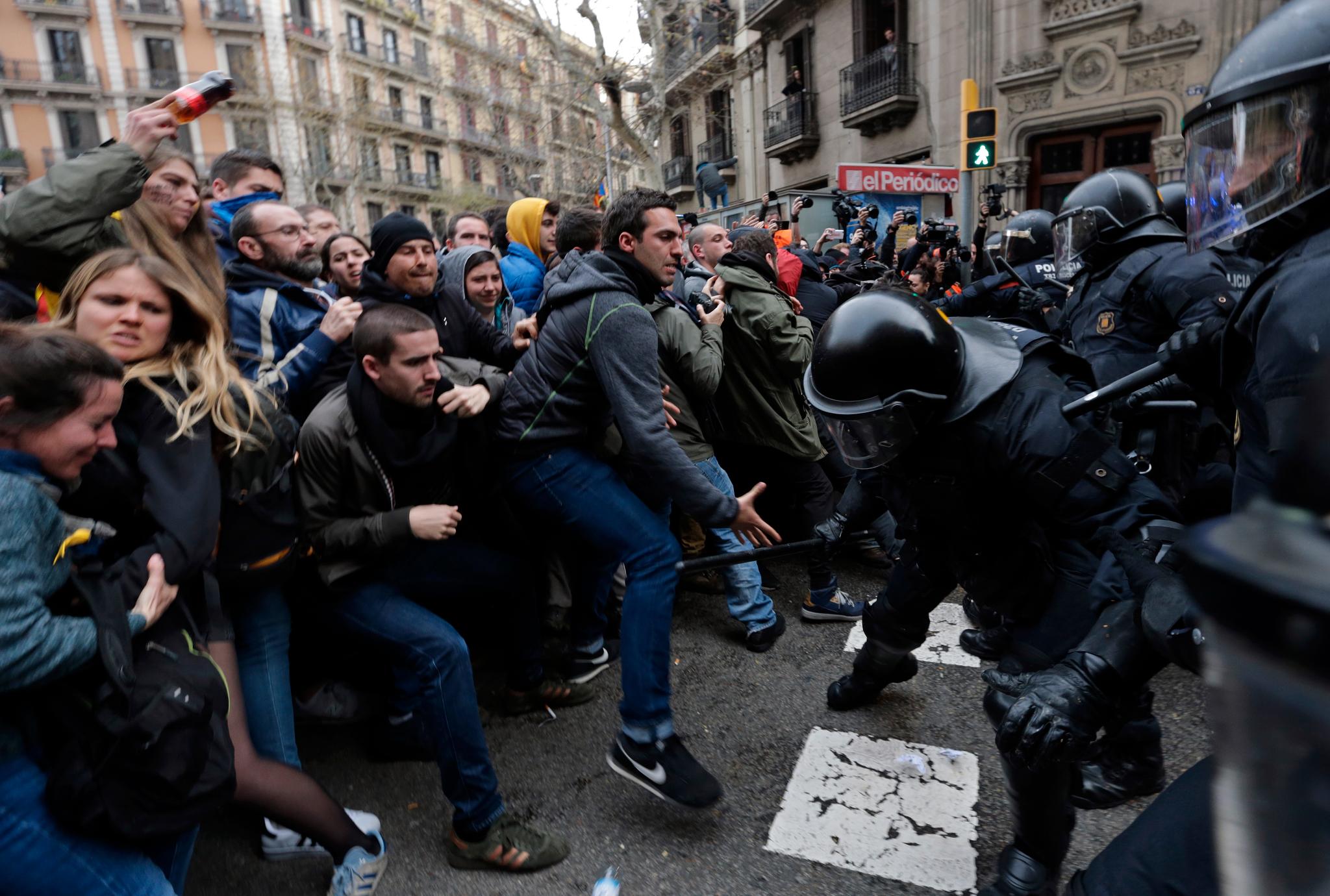 Søndag var det kraftige sammenstøt mellom katalanske demonstranter og politi i Barcelona. Bakgrunnen er at 