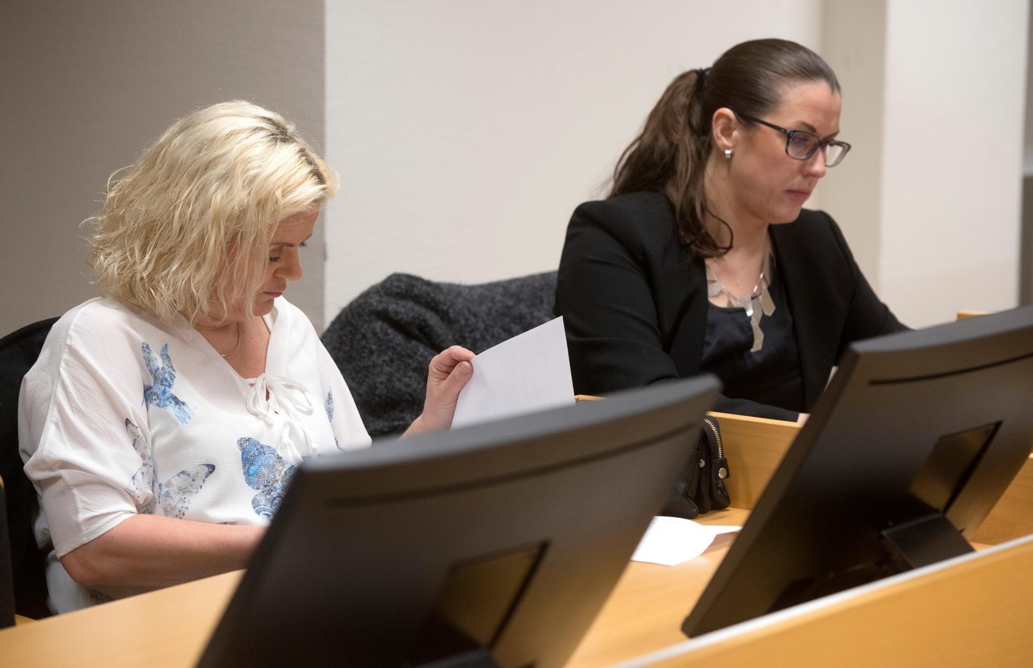 Merete Hodnes anke til Høyesterett er avvist. Her sitter den domfelte frisøren sammen med sin forsvarer, advokat Linda Ellefsen Eide.