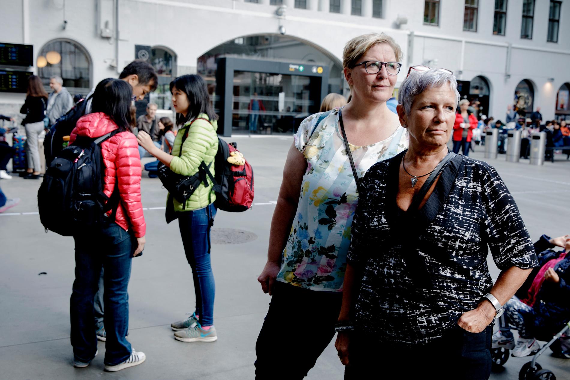 RAMMET: Lisbeth Almeland (til høyre) og Marianne Schmidt havnet midt i kaoset på togstasjonen onsdag morgen. De håper å få booket om billettene til lørdag. 