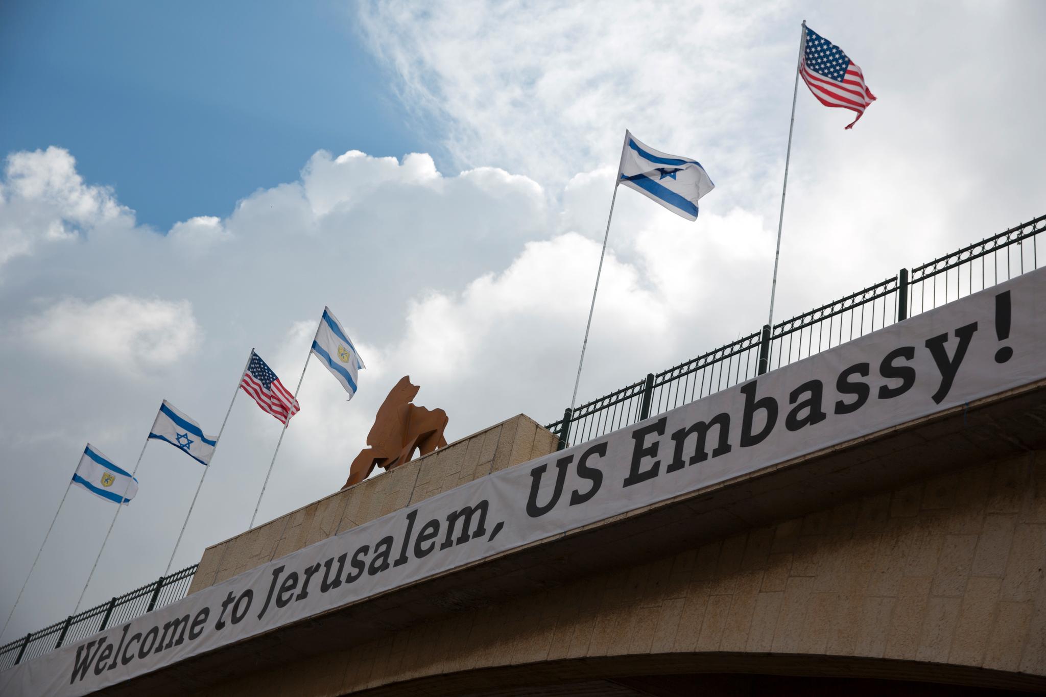 Et skilt på en bro i Jerusalem ønsker den amerikanske ambassaden velkommen. 