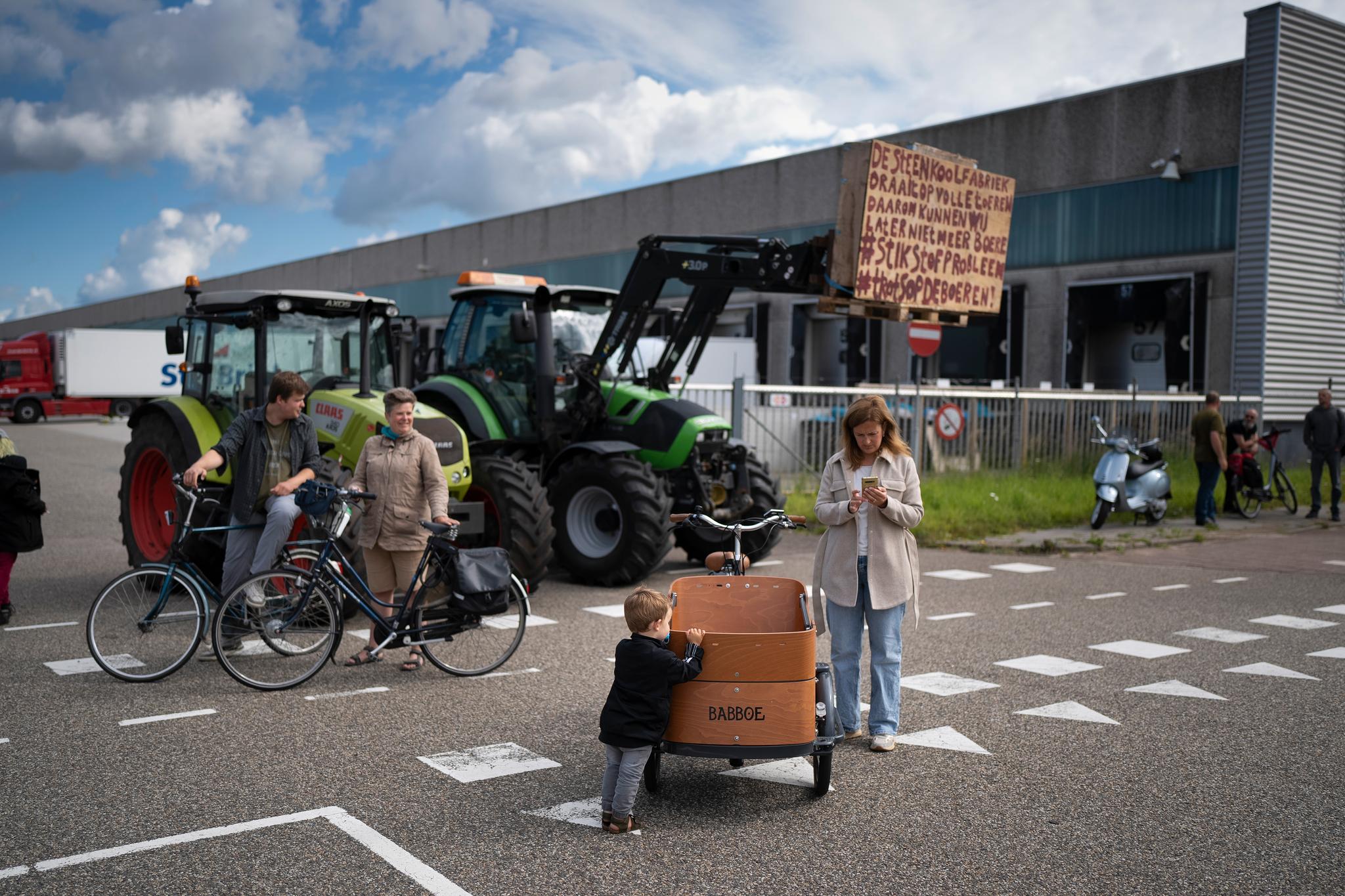 Grote protesten van Nederlandse boeren.  Ze vrezen voor hun levensonderhoud.