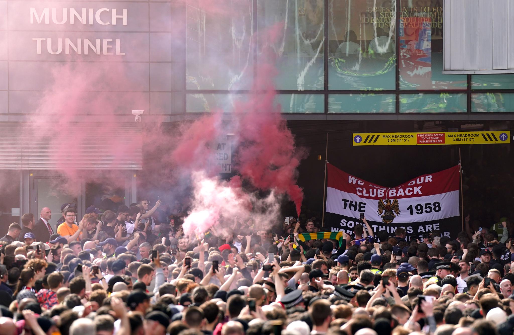 PROTESTER: Manchester United-fansen uttrykte sin misnøye med eierne i Glazer-familien.