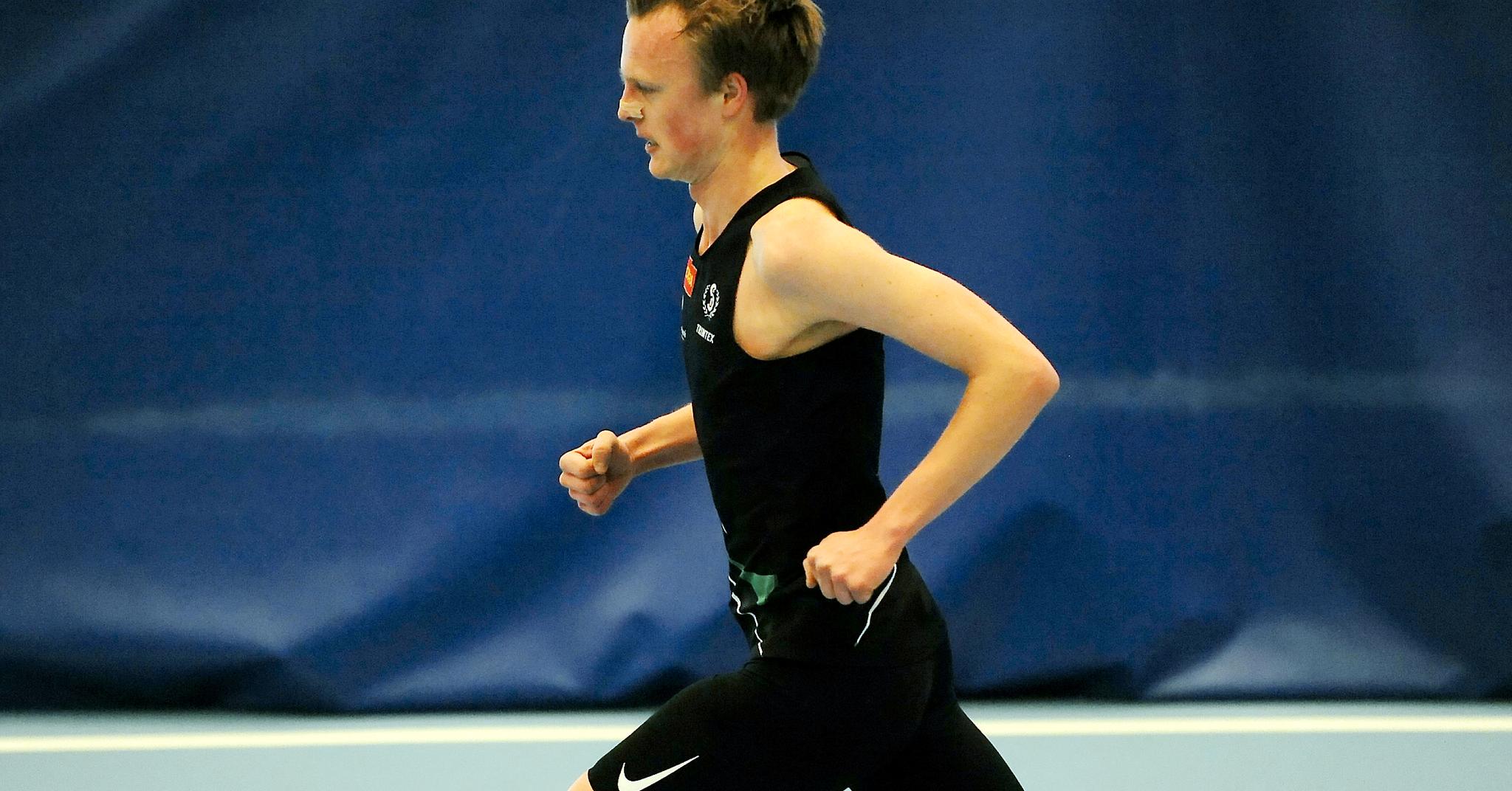 Narve Gilje Nordås ble løpende helt alene i store deler av løpet, men det forhindret han ikke i å løpe inn til norsk årsbeste innendørs på 3000 meter.