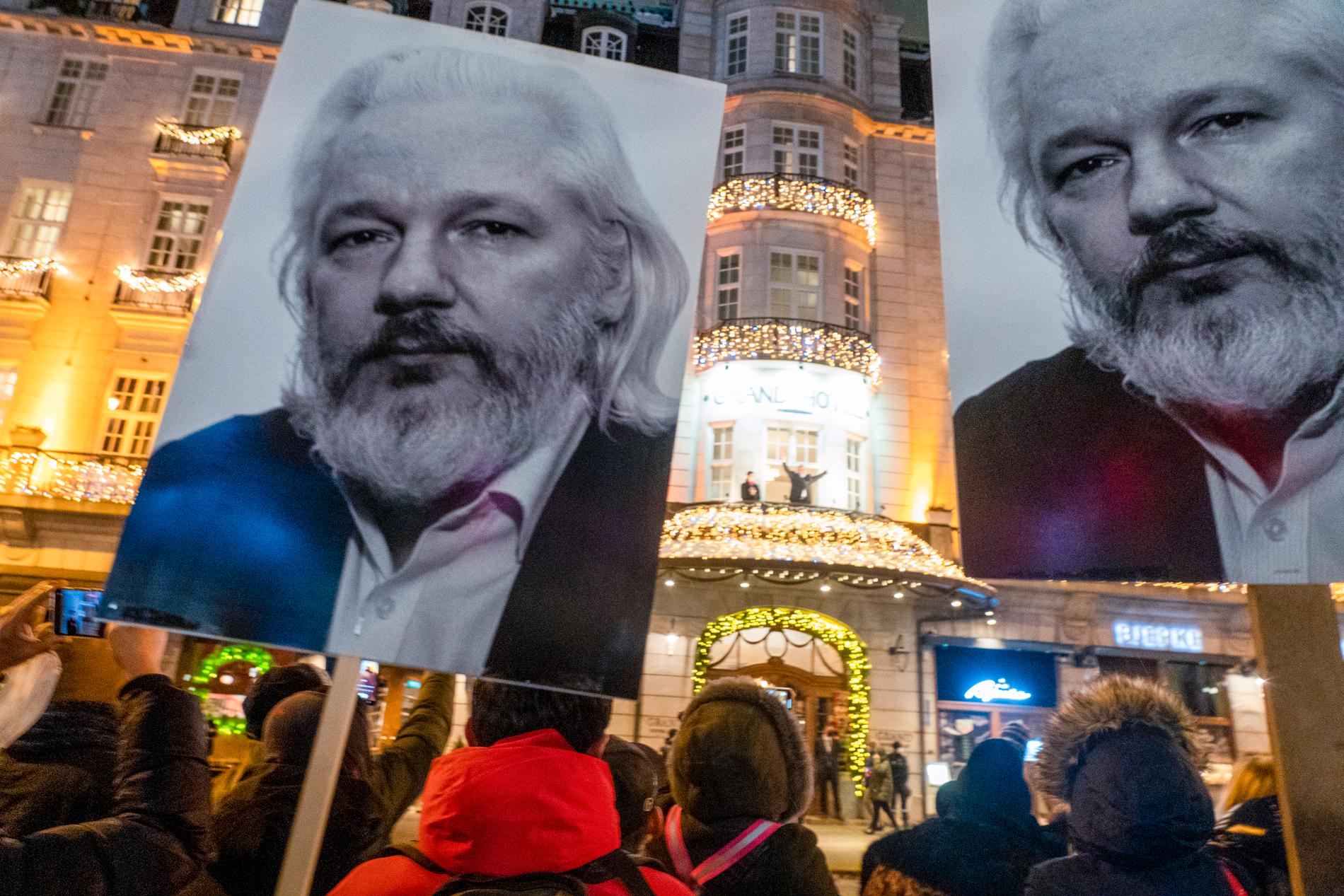 Bilder av Julian Assange under fakkeltoget etter tildelingen av Nobels fredspris i Oslo i 2021. Journalistene Maria Ressa og Dmitrij Muratov var fredsprisvinnerne dette året. Assange risikerer utlevering til USA hvis han ikke får medhold i et rettsmøte i London neste uke. 