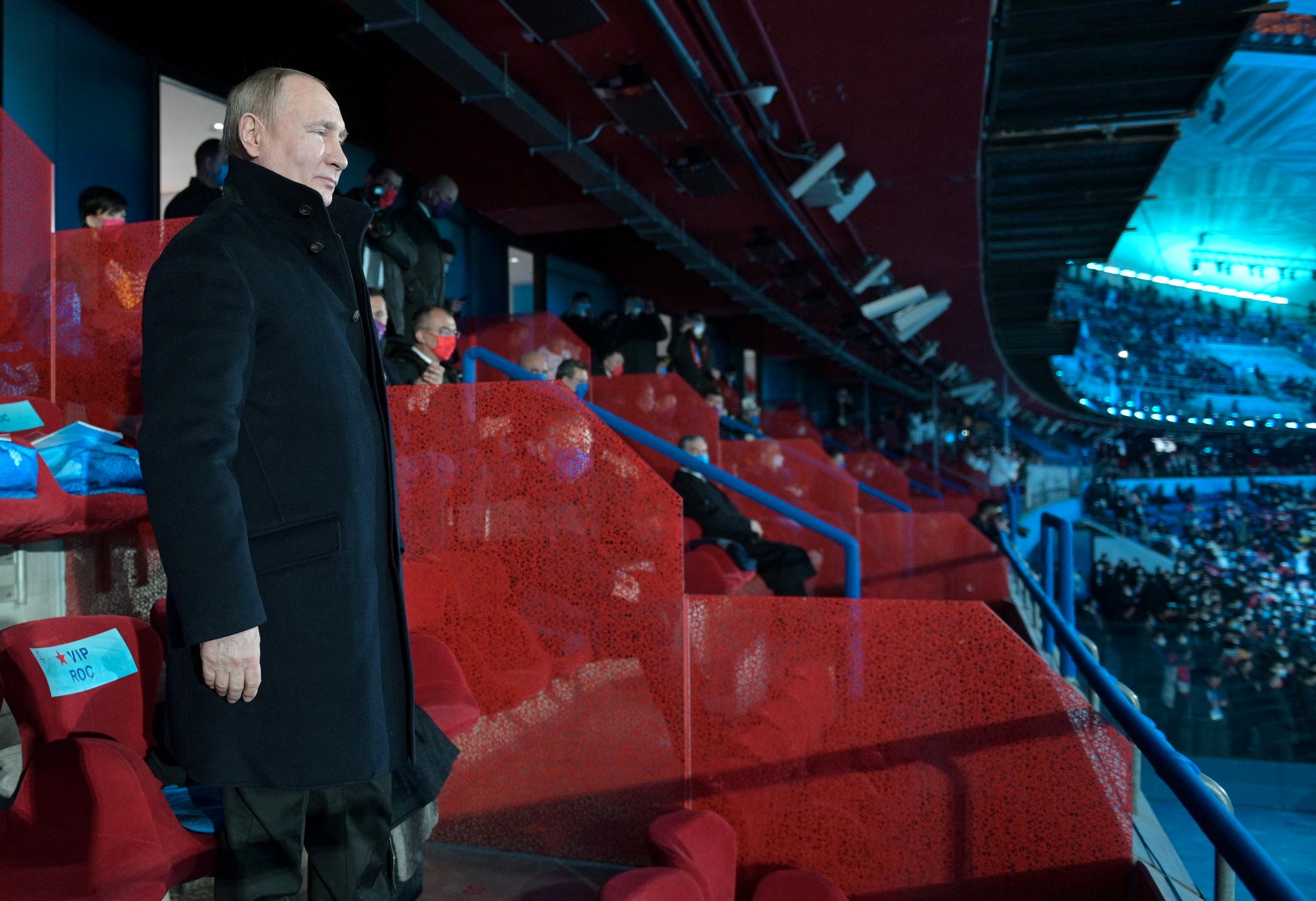IKKE VELKOMMEN I OL: Vladimir Putin på besøk i Beijing under OL 2022. Kort tid senere startet krigen i Ukraina, og IOC sendte en anbefaling om at russiske og belarusiske utøvere burde utestenges.